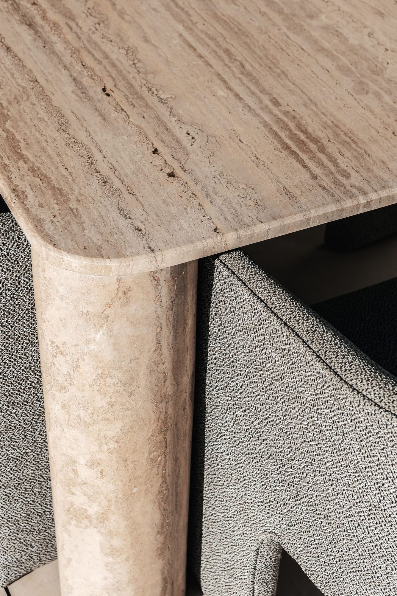 Detalle de mesa de travertino y tapicería — Archidom Benalús, Benalús, Marbella. Fotografía de Pedro Jaén