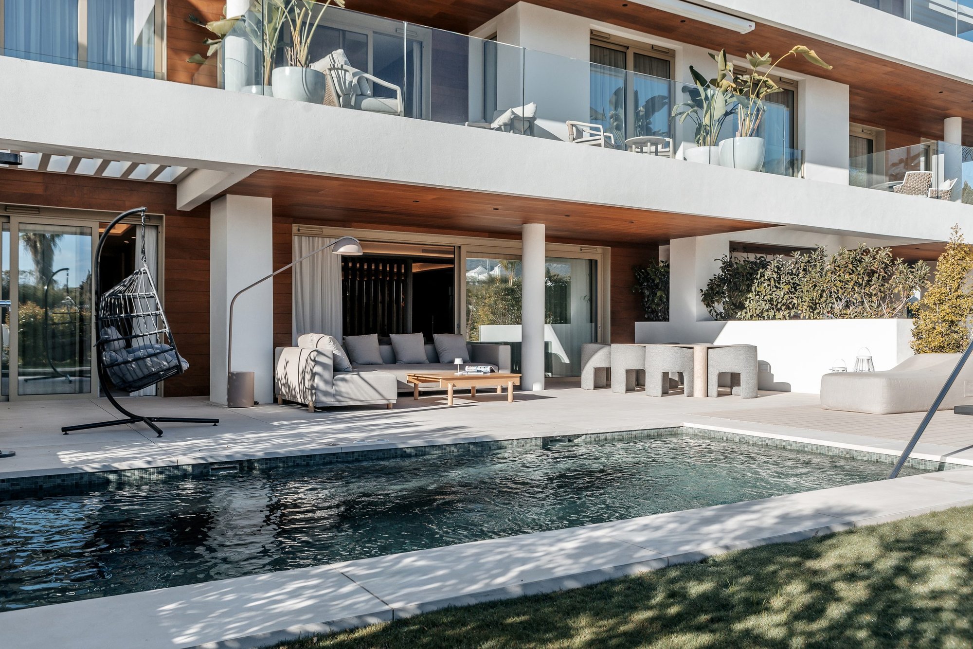 Terraza con piscina y fachada contemporánea — Archidom Benalús, Benalús, Marbella. Fotografía de Pedro Jaén