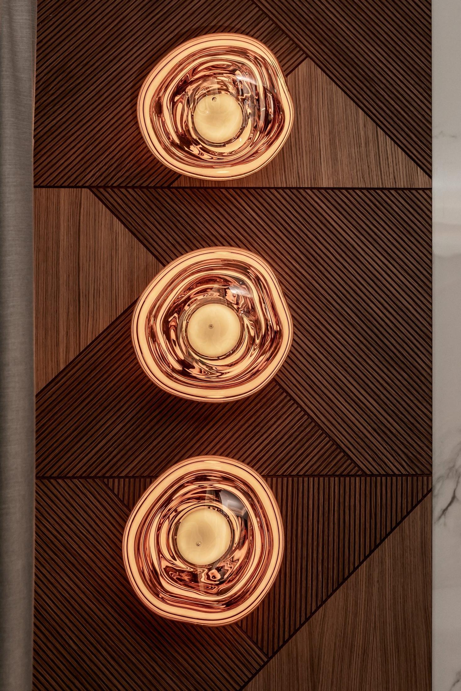 Apliques de cobre sobre panel de madera — Archidom Benalús, Benalús, Marbella. Fotografía de Pedro Jaén