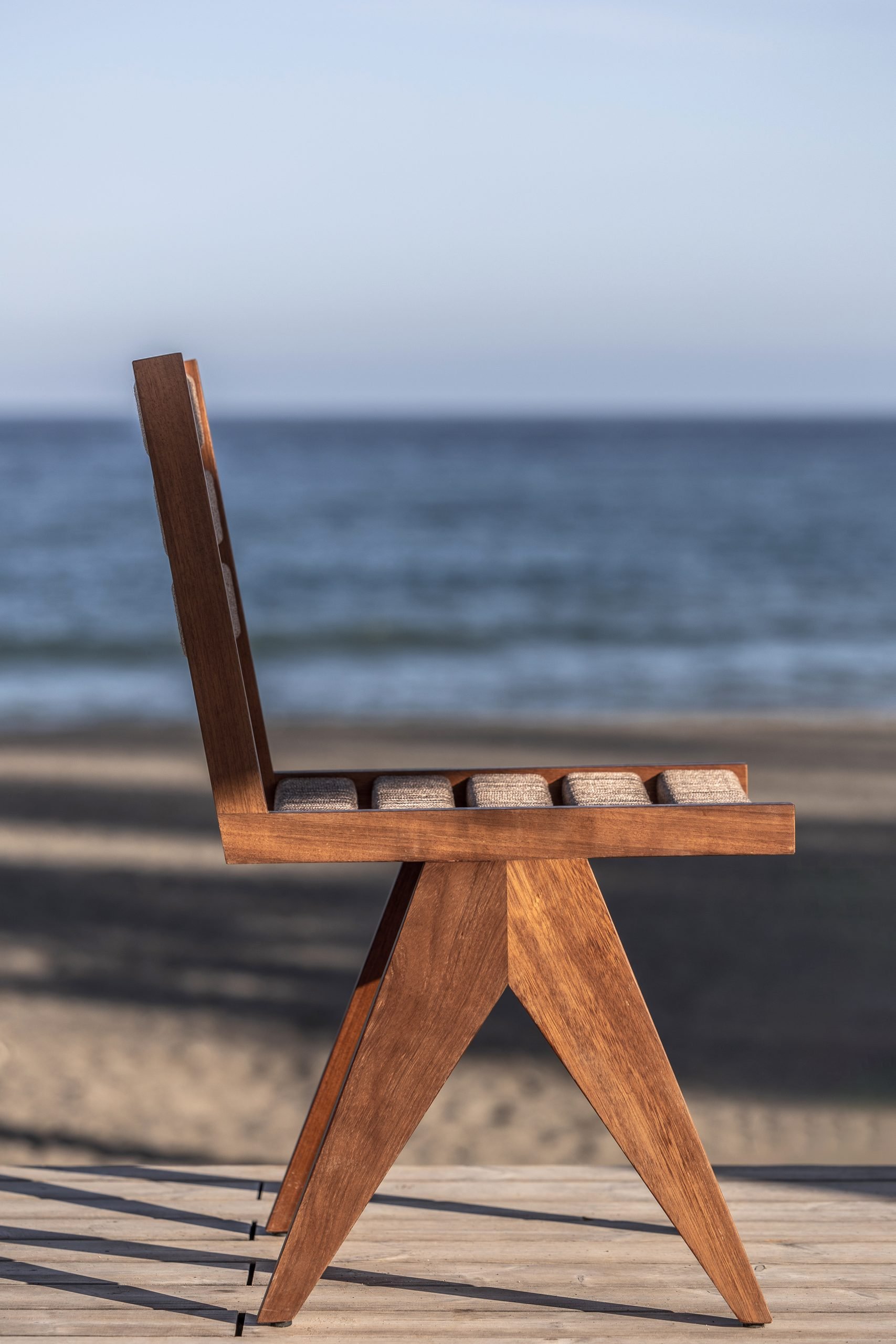 Silla de madera frente al mar — Archidom Laguna, Costa del Sol. Fotografía de Pedro Jaén