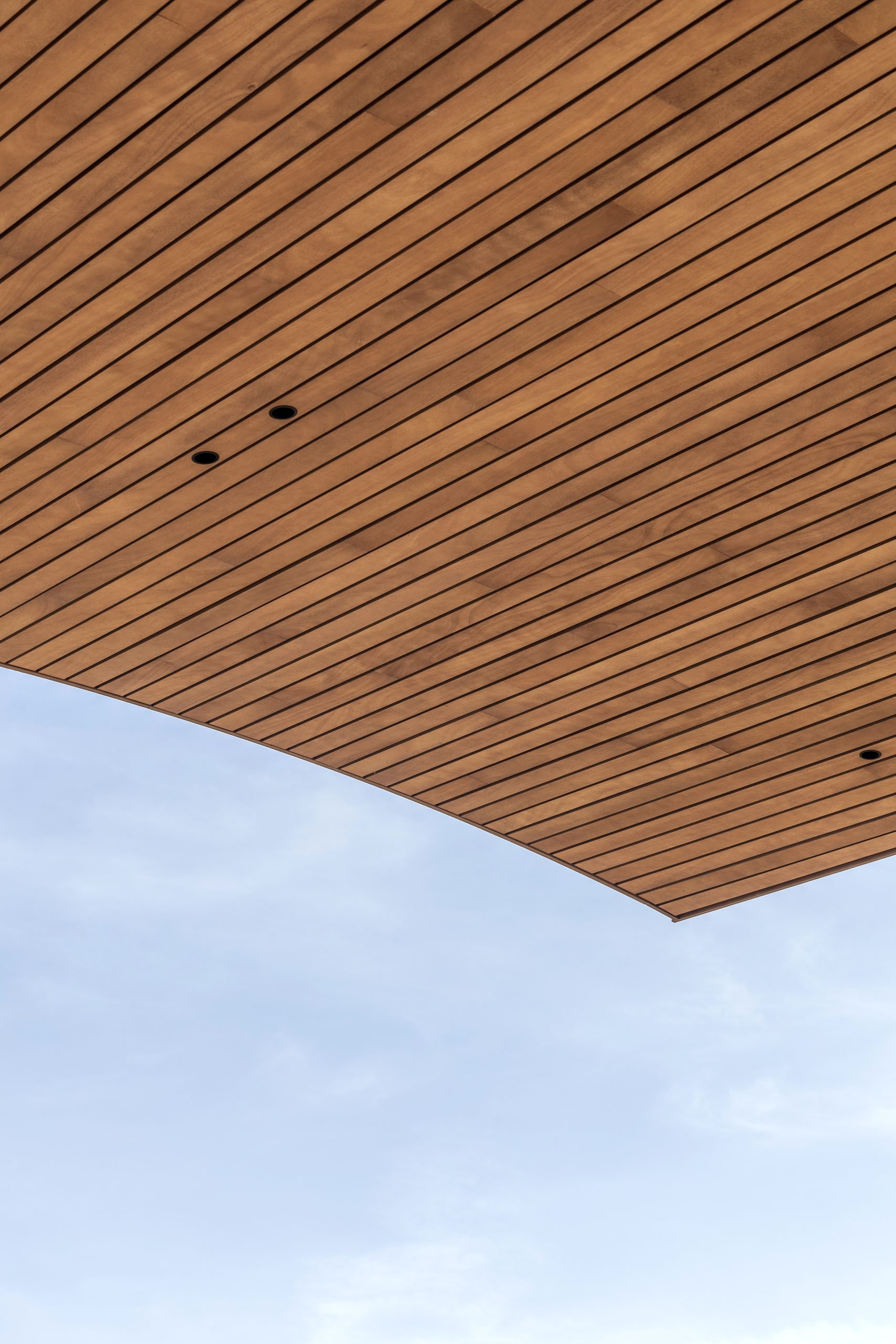 Techo de madera curvo sobre el cielo — Archidom Laguna, Costa del Sol. Fotografía de Pedro Jaén