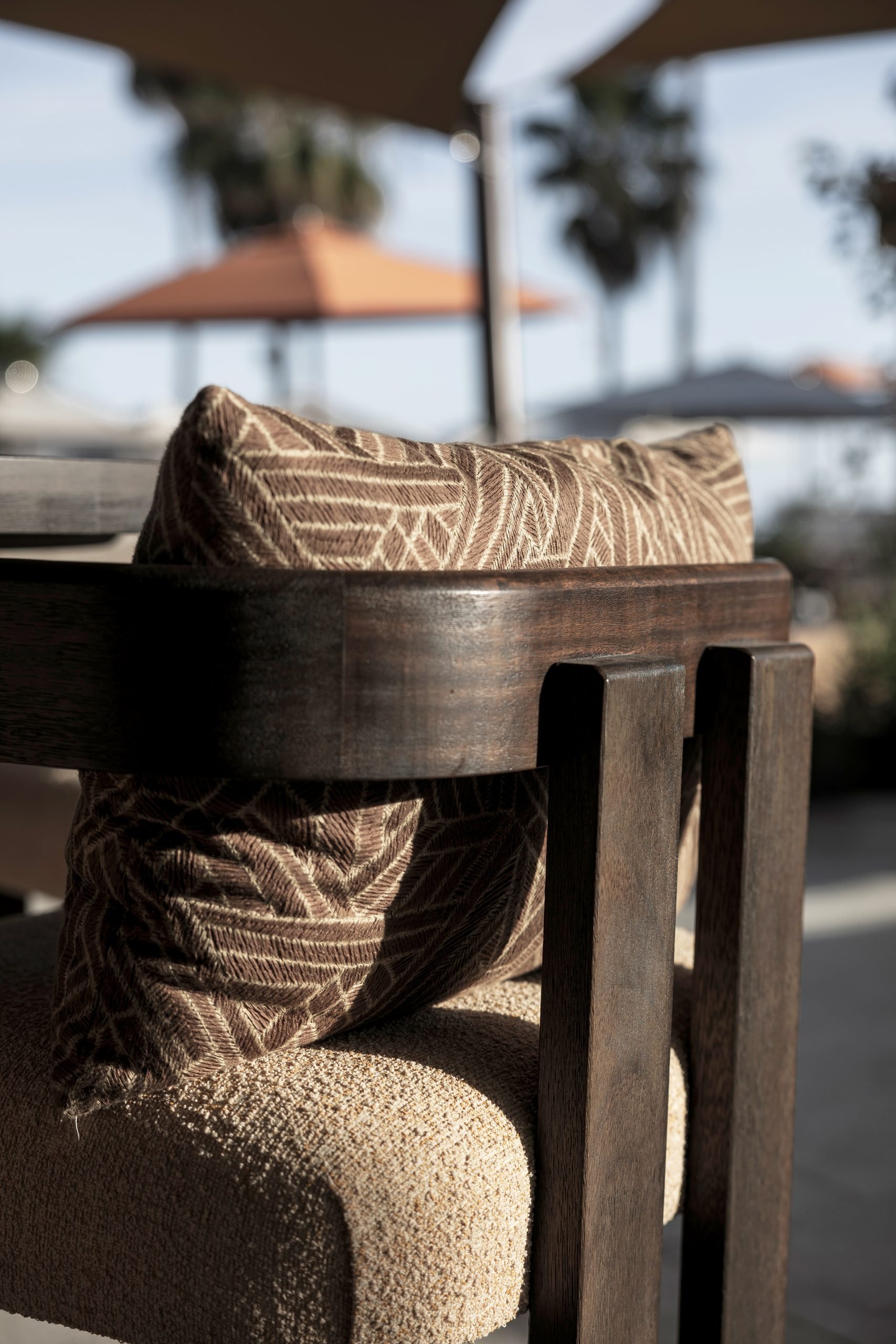 Butaca de madera con cojín estampado — Archidom Laguna, Costa del Sol. Fotografía de Pedro Jaén