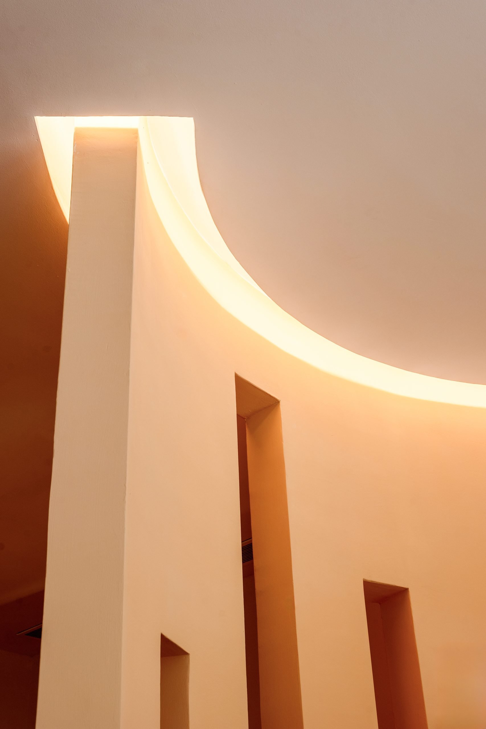 Arcos de luz indirecta en blanco y terracota — Atempora, Costa del Sol. Fotografía de Pedro Jaén