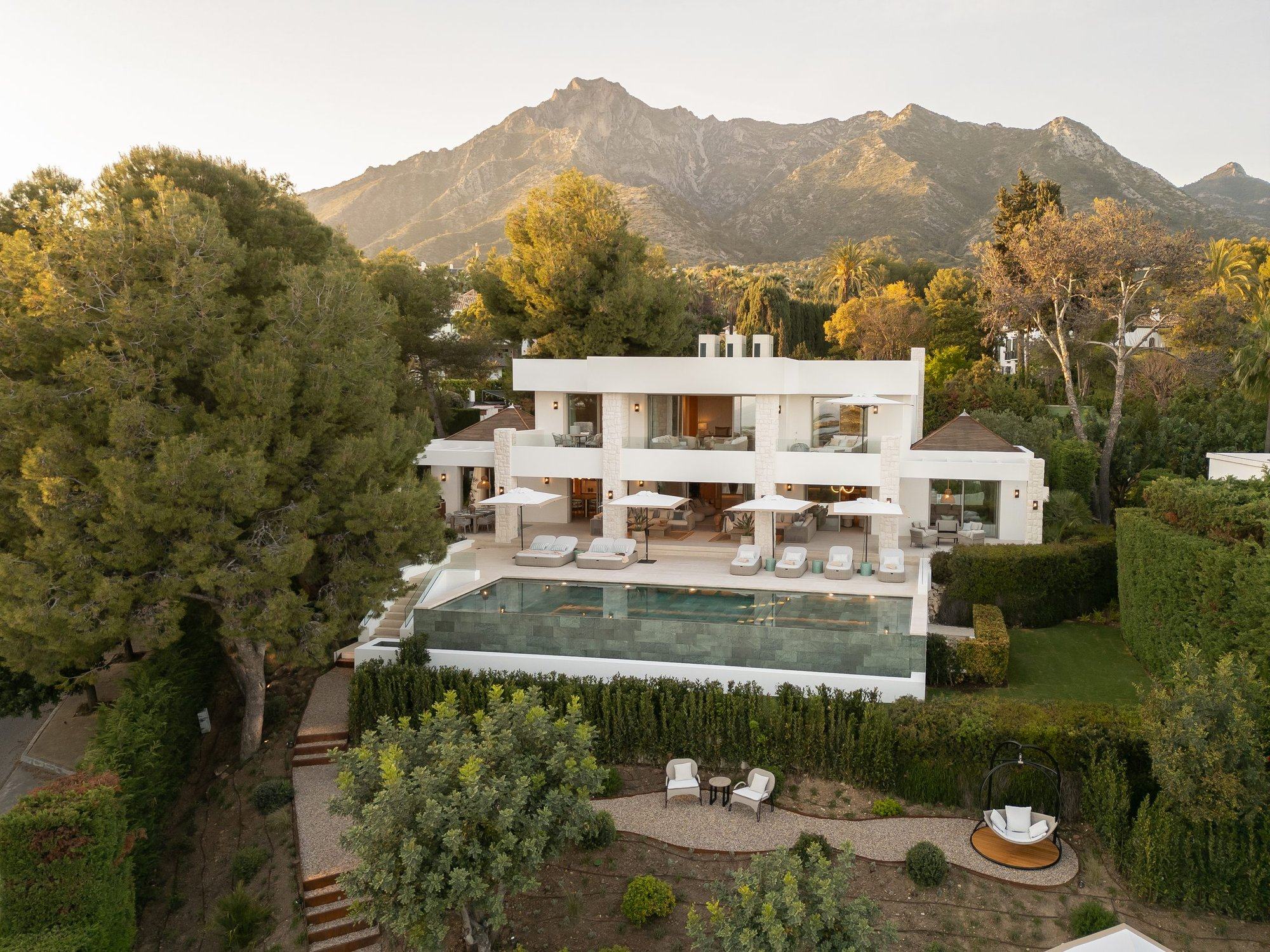 Vista aérea con dron de la villa, la piscina y la sierra — CG Estudio Altos Reales, Altos Reales, Marbella. Fotografía de Pedro Jaén