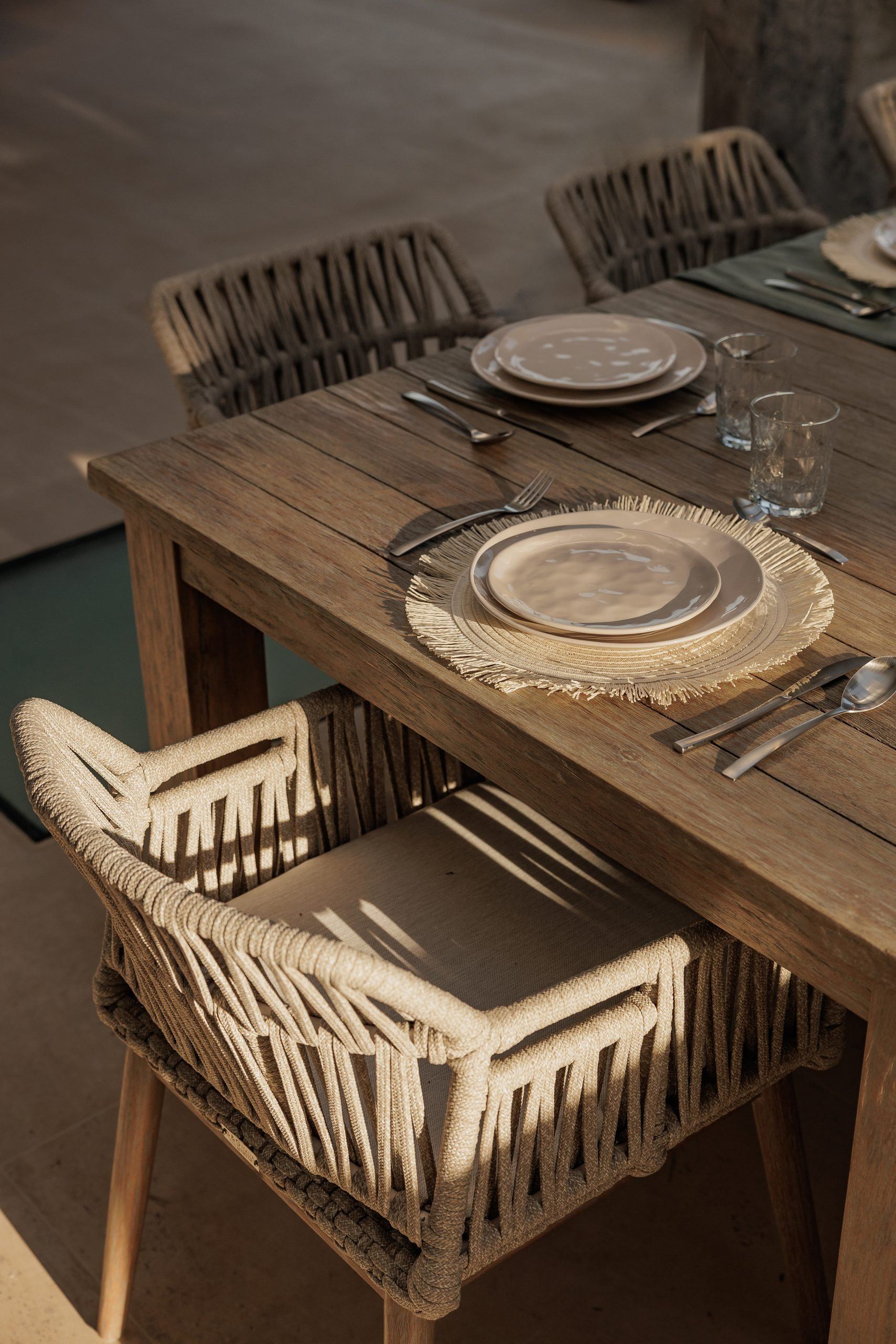 Mesa de comedor de madera con sillas trenzadas — CG Estudio Altos Reales, Altos Reales, Marbella. Fotografía de Pedro Jaén