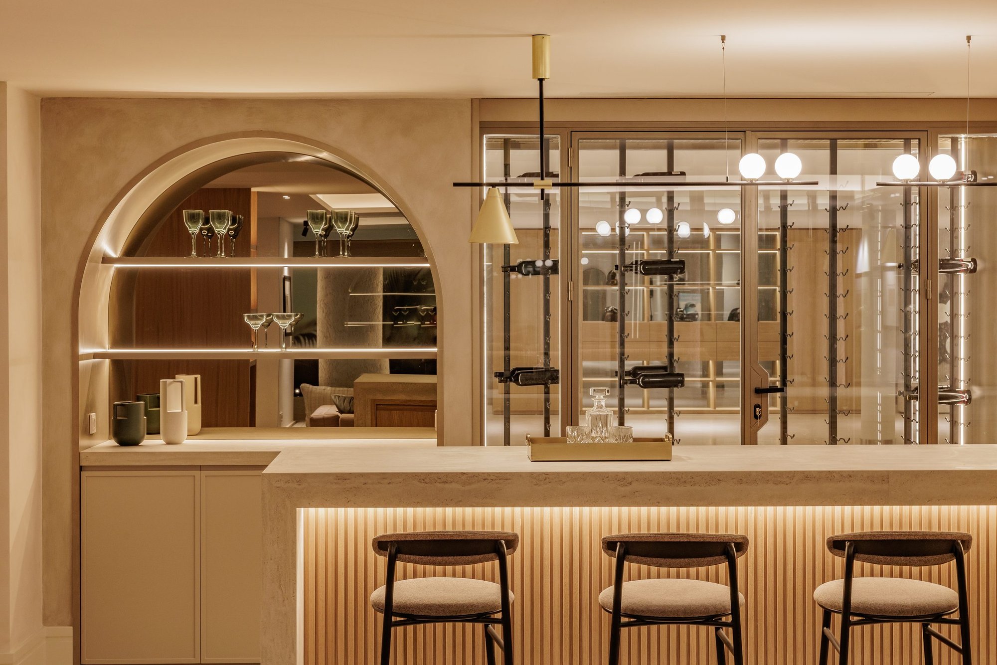 Barra de bar bajo arco con taburetes y estantería — CG Estudio Altos Reales, Altos Reales, Marbella. Fotografía de Pedro Jaén