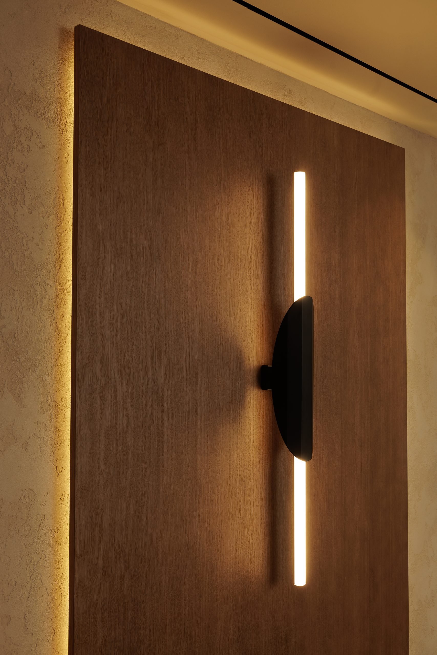 Panel de madera con aplique lineal — CG Studio Epic Apto II, Costa del Sol. Fotografía de Pedro Jaén