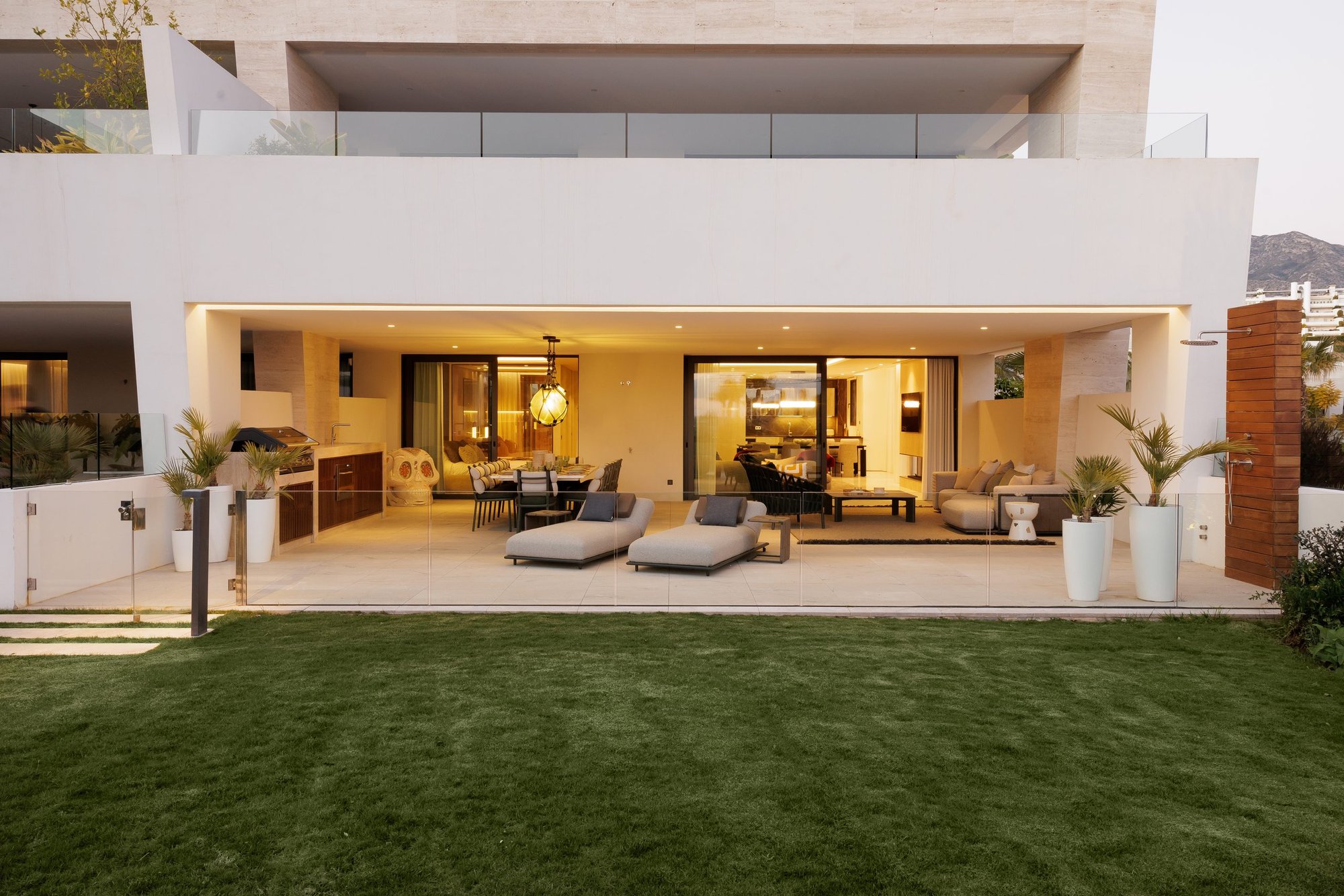Terraza con jardín y salón exterior — CG Studio Epic Apto II, Costa del Sol. Fotografía de Pedro Jaén