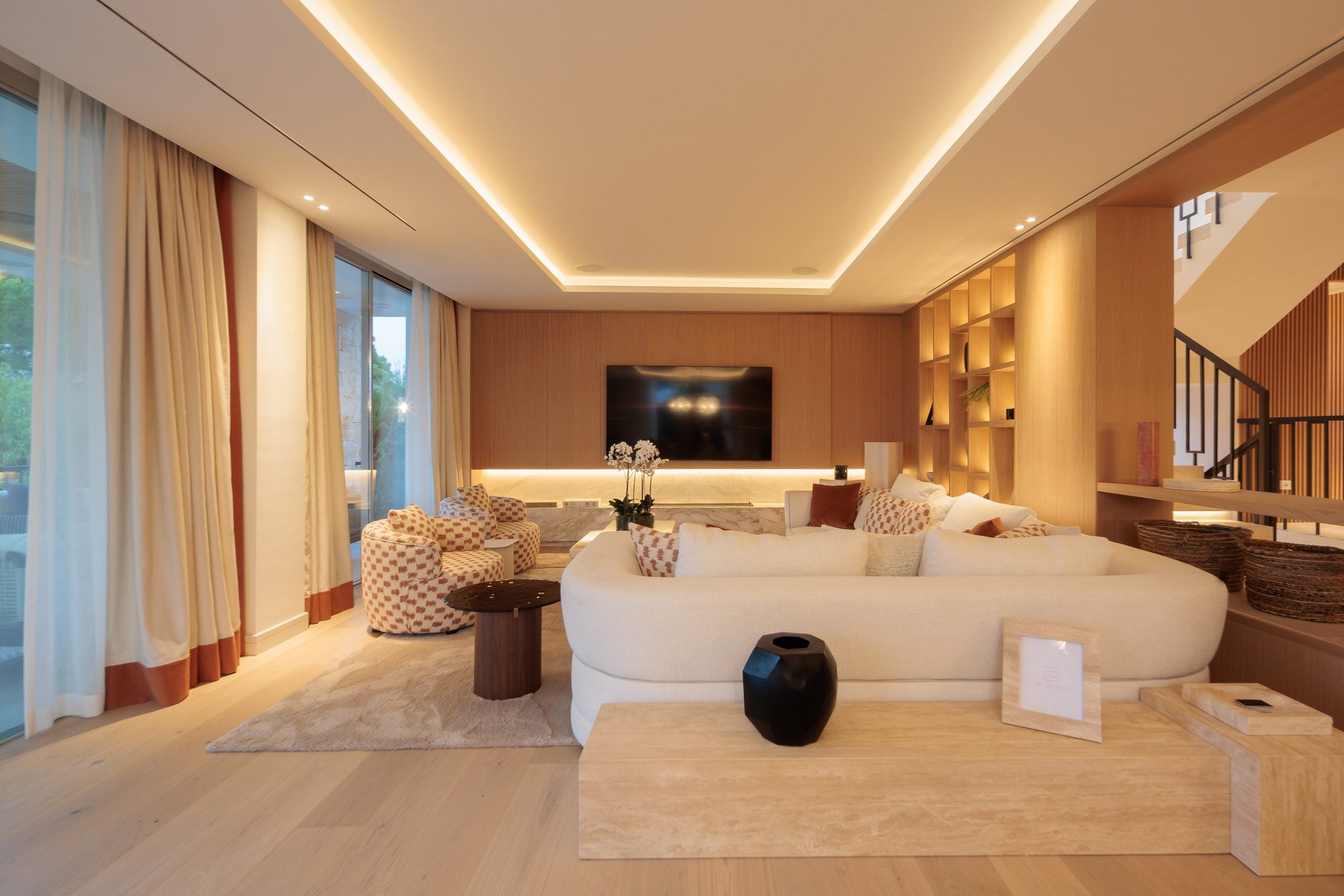 Salón con techo de luz indirecta y sofás blancos — CG Studio, Costa del Sol. Fotografía de Pedro Jaén