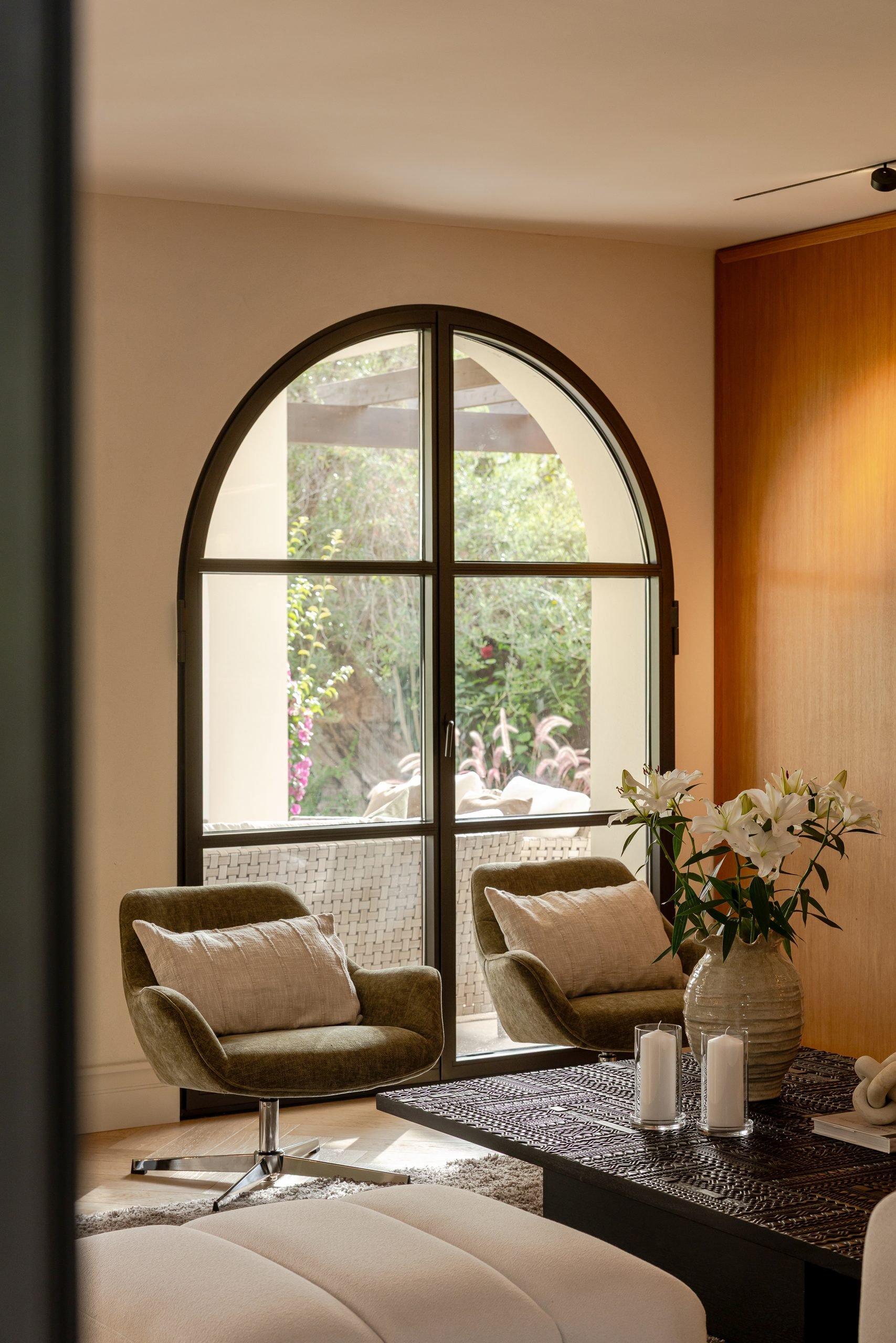 Salón con ventanal en arco y butacas — Concept Living Caroline, Costa del Sol. Fotografía de Pedro Jaén