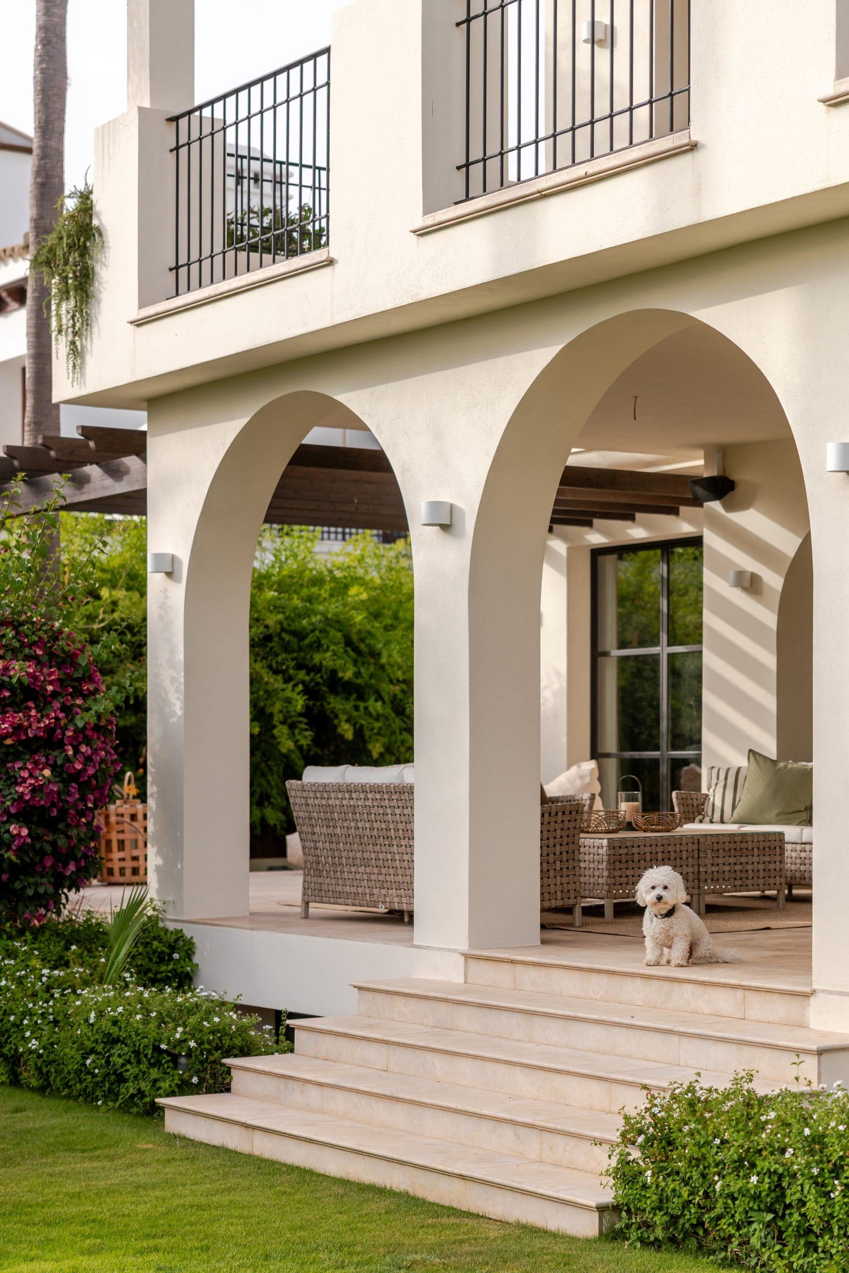 Porche con arcos y escalera al jardín — Concept Living Caroline, Costa del Sol. Fotografía de Pedro Jaén