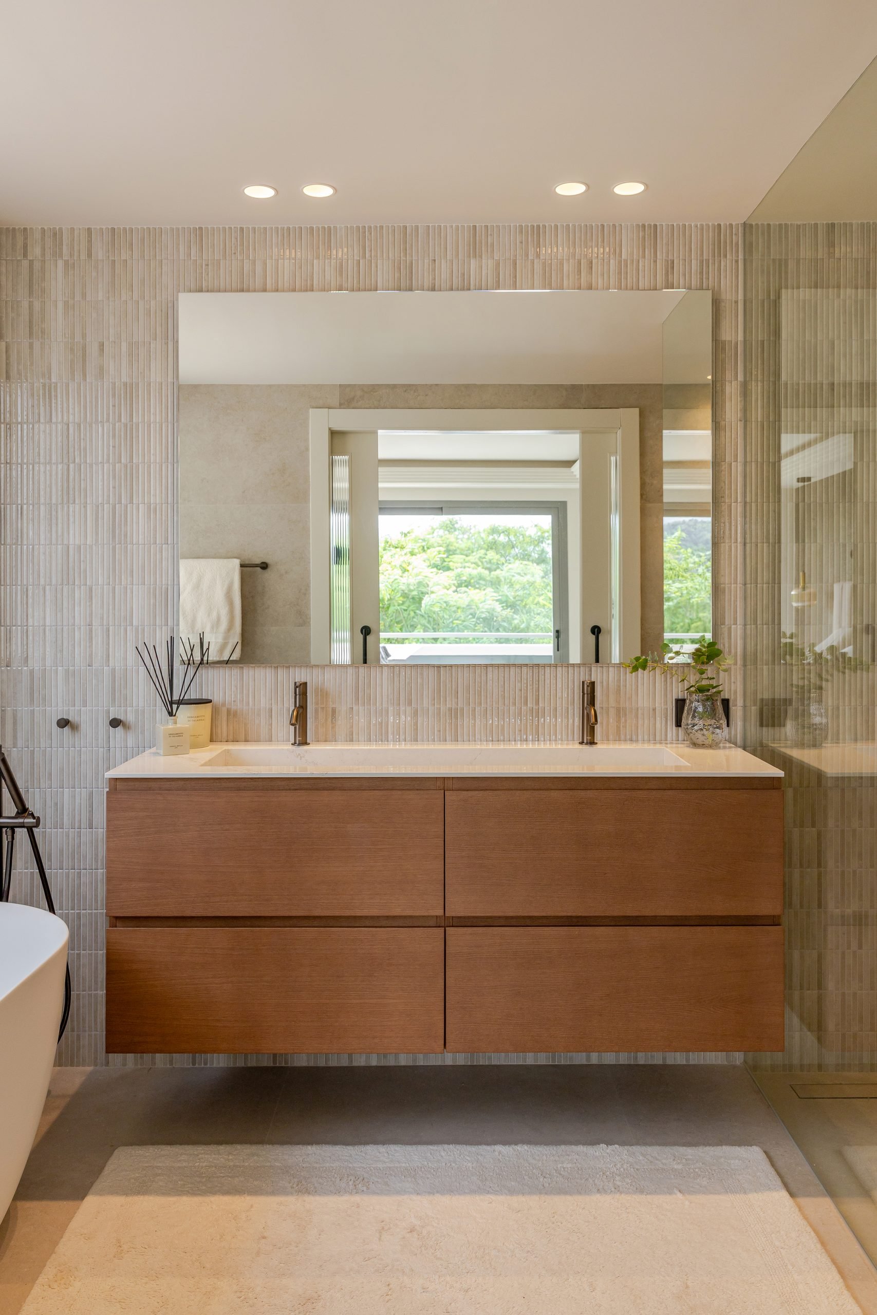 Baño con mueble de madera y espejo — Concept Living Caroline, Costa del Sol. Fotografía de Pedro Jaén