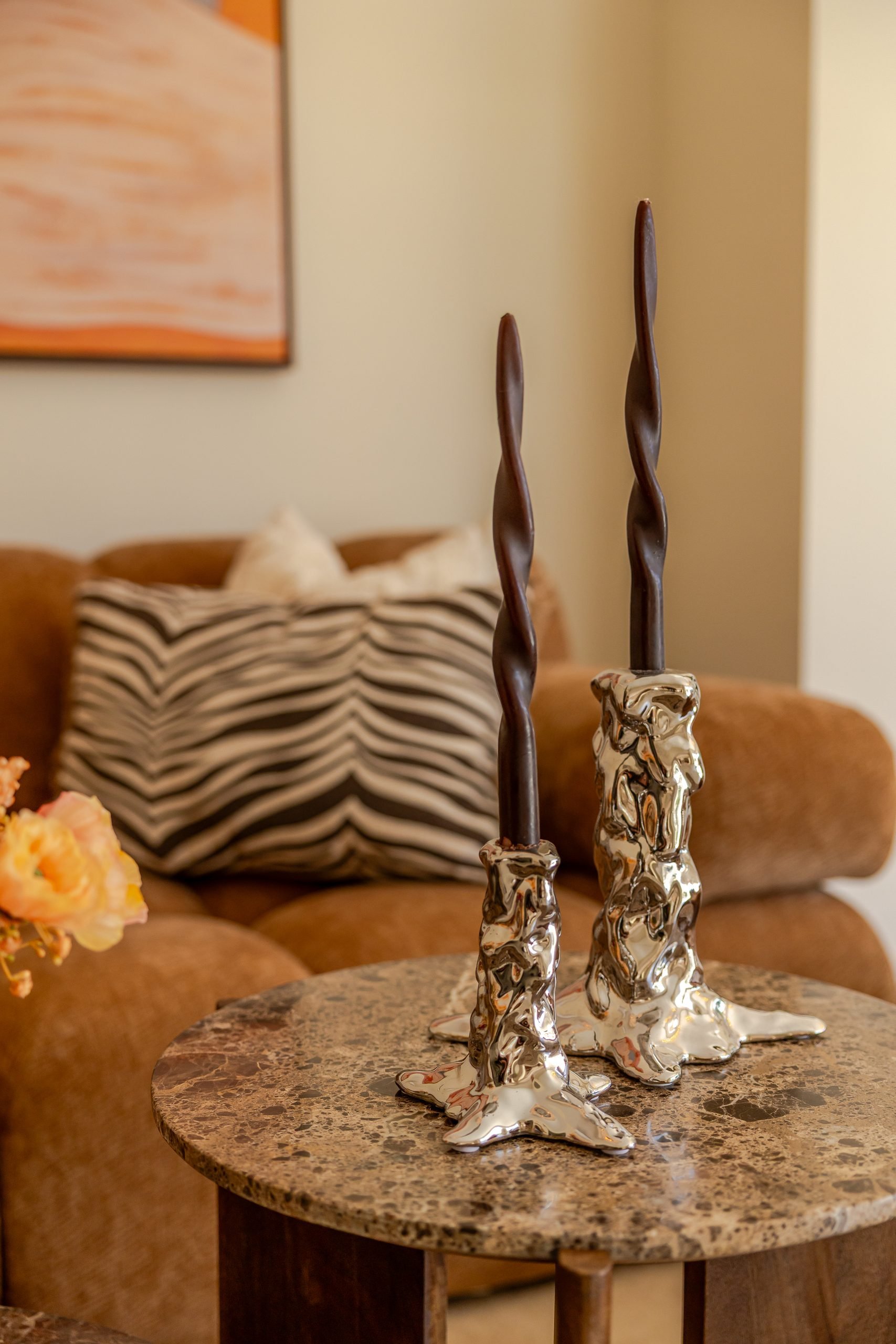 Candelabros de plata sobre mesa de piedra — Deco Caroline, Costa del Sol. Fotografía de Pedro Jaén