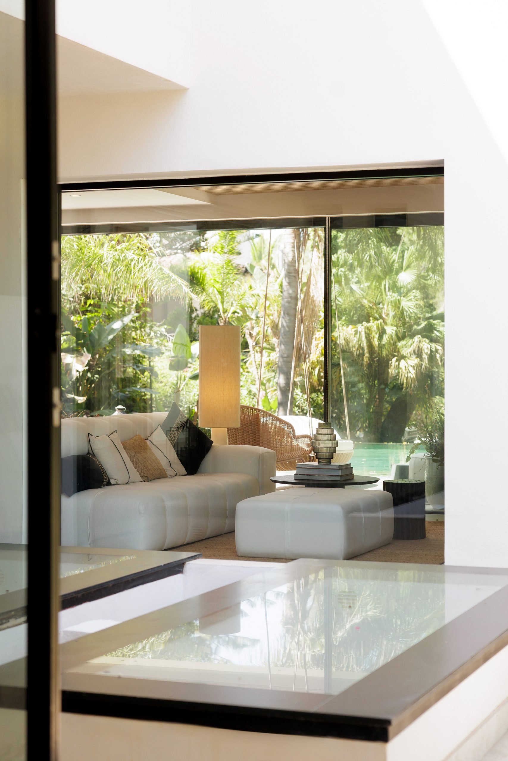 Salón abierto al jardín tropical con grandes ventanales — Eacis Villa Lovina, Costa del Sol. Fotografía de Pedro Jaén