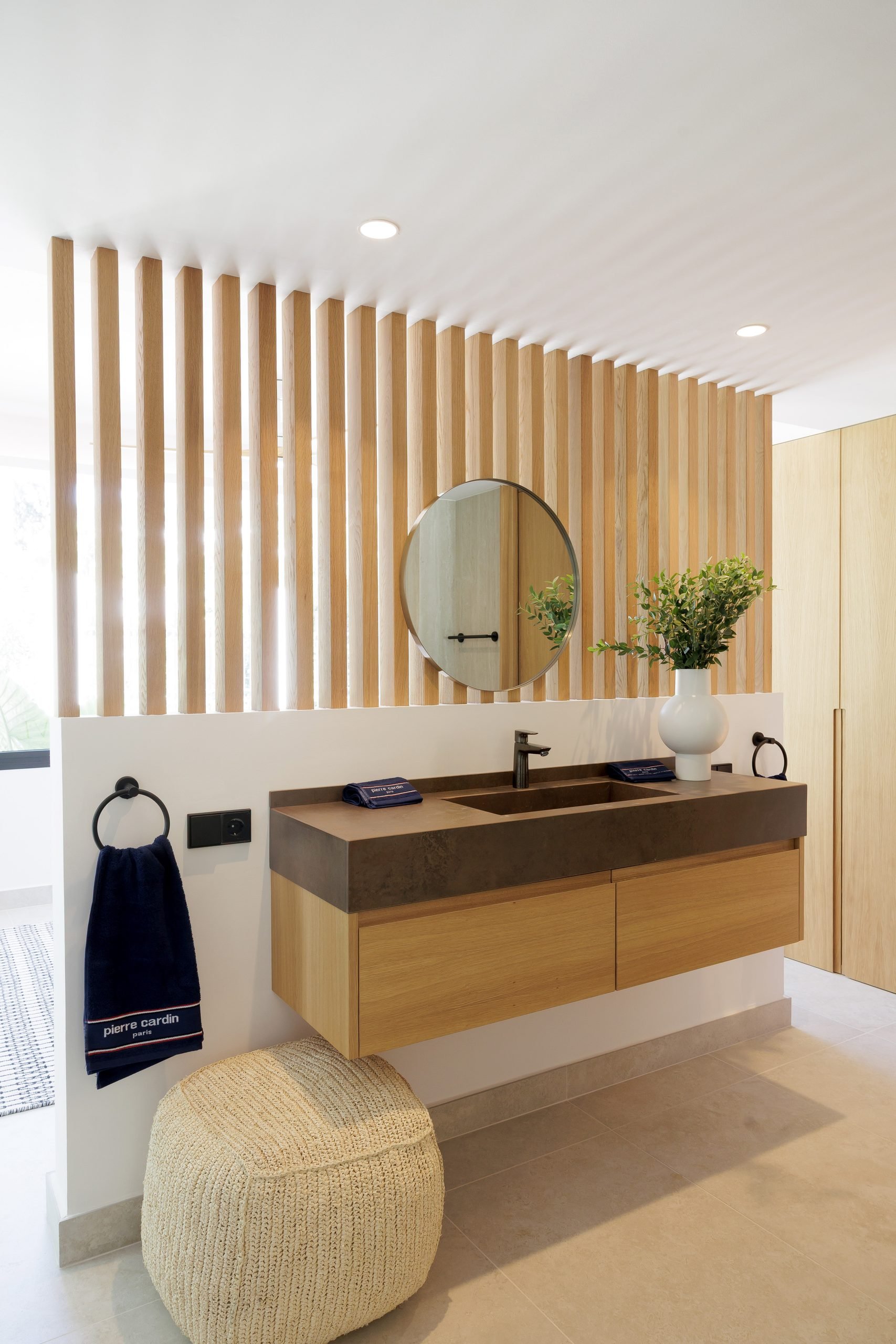 Lavabo suspendido de madera ante celosía de listones — Eacis Villa Lovina, Costa del Sol. Fotografía de Pedro Jaén