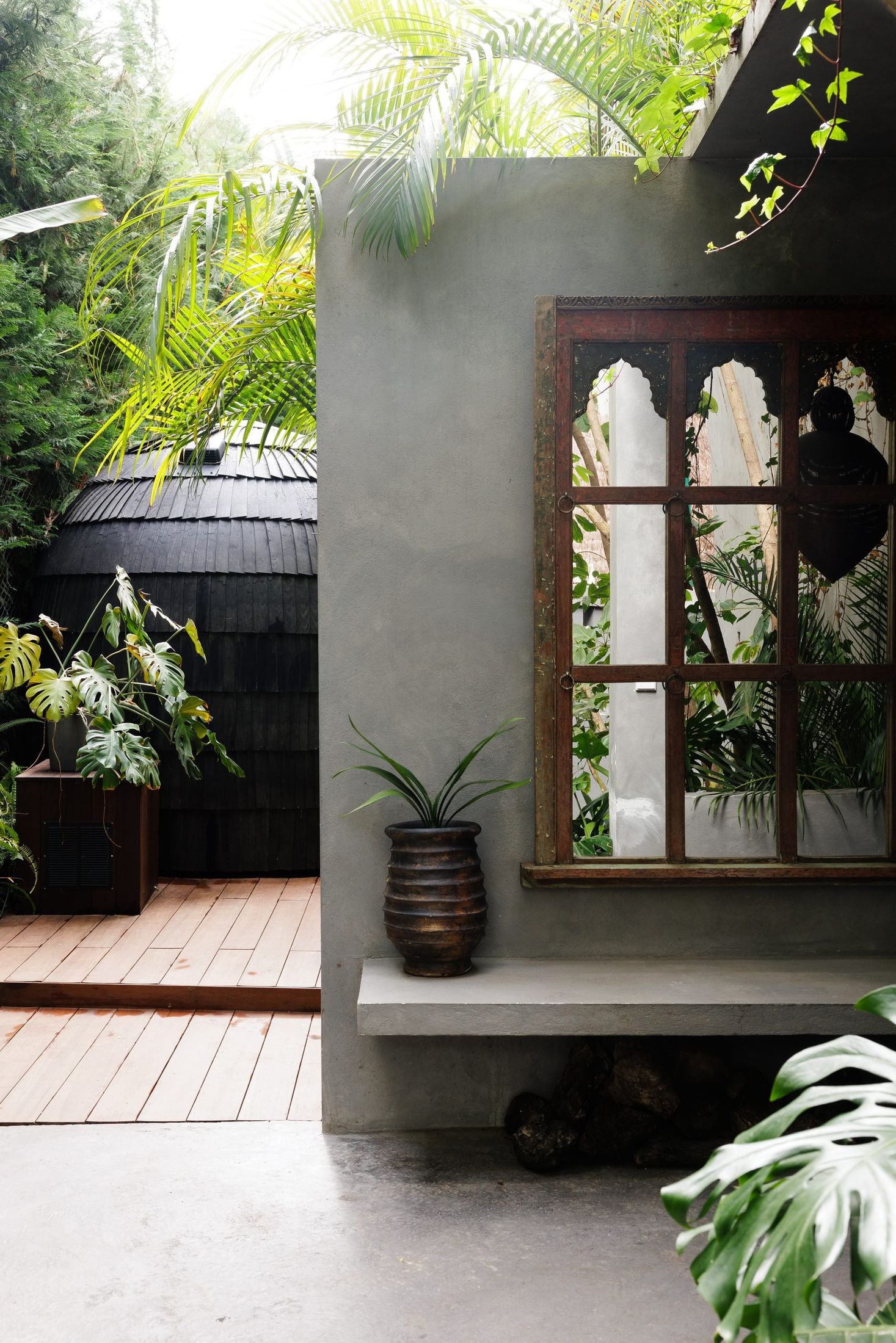 Patio de hormigón con celosía de madera y vegetación tropical — Endless Grahana Soul Corzo 5, Costa del Sol. Fotografía de Pedro Jaén