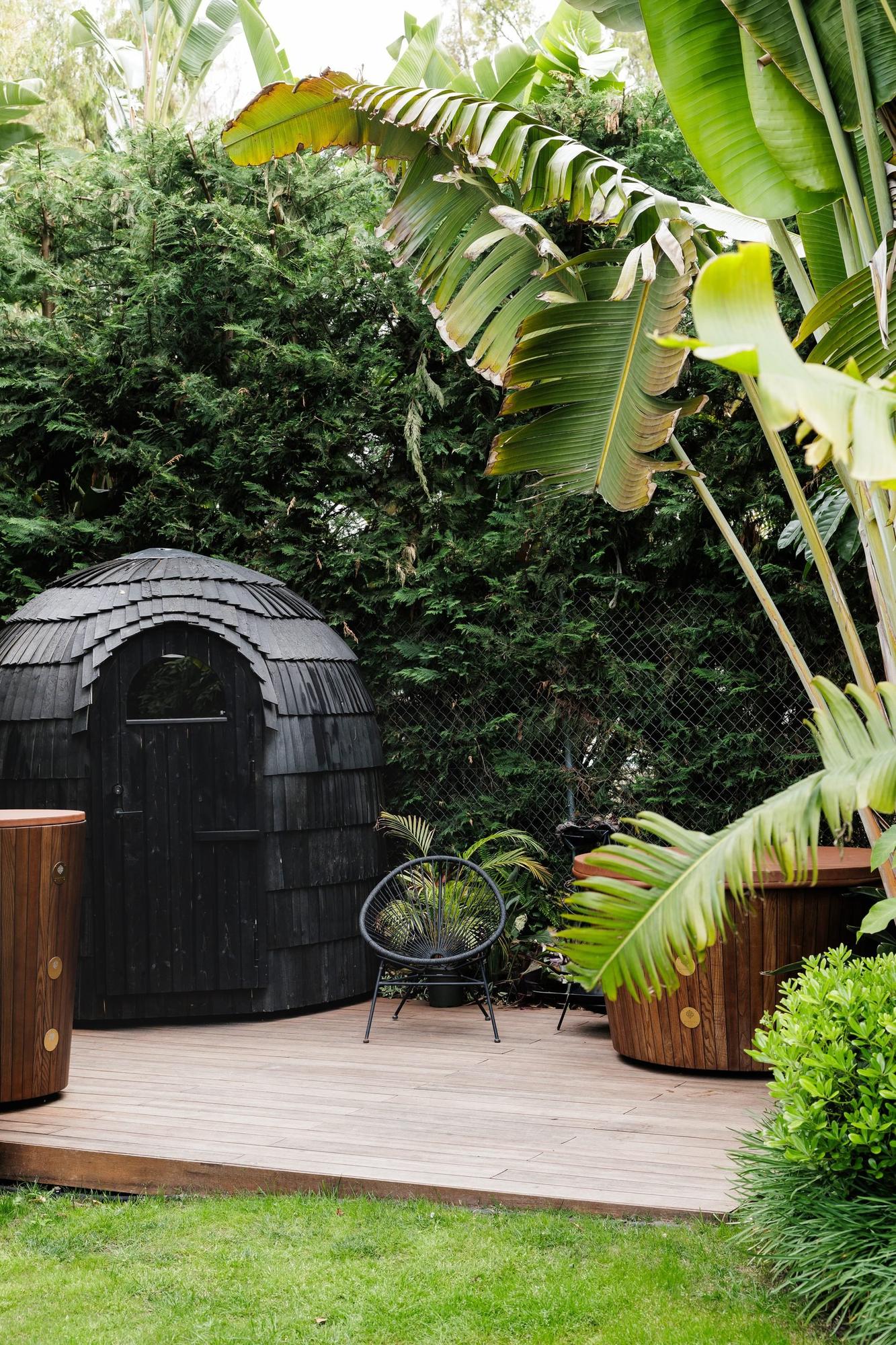 Sauna negra de madera en el jardín entre plataneras — Endless Grahana Soul Corzo 5, Costa del Sol. Fotografía de Pedro Jaén