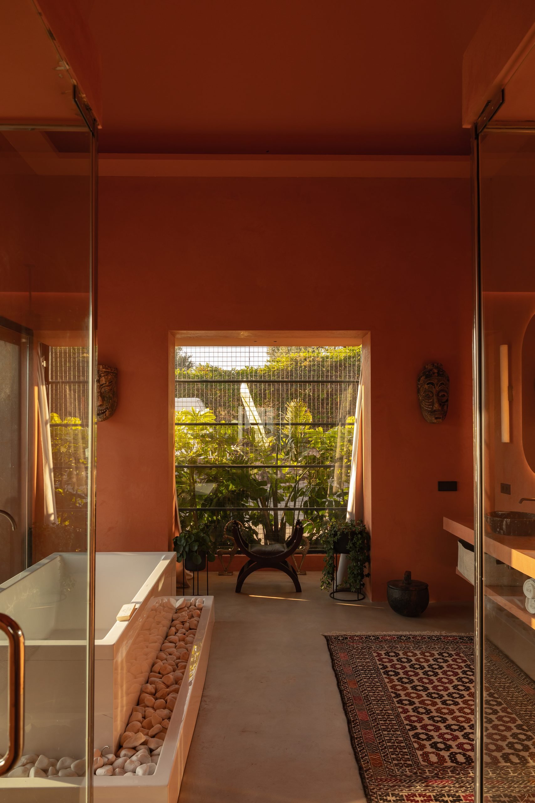 Baño en terracota con bañera exenta y ventana al jardín — Endless Istán, Istán, Málaga. Fotografía de Pedro Jaén