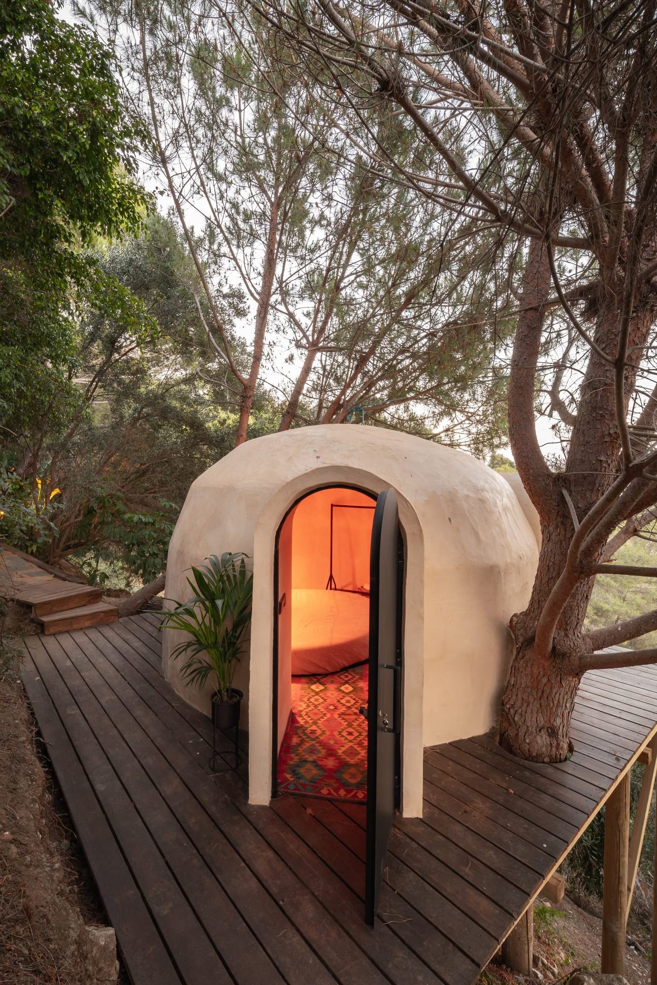 Cabina de sauna blanca en arco sobre tarima de madera entre pinos — Endless Istán, Istán, Málaga. Fotografía de Pedro Jaén