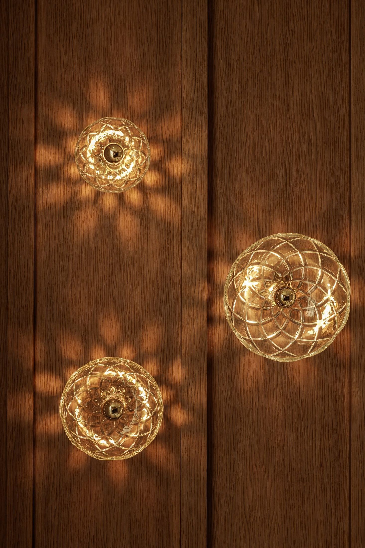 Apliques de cristal tallado sobre panel de madera — GC Studio Sierra Blanca, Sierra Blanca, Marbella. Fotografía de Pedro Jaén