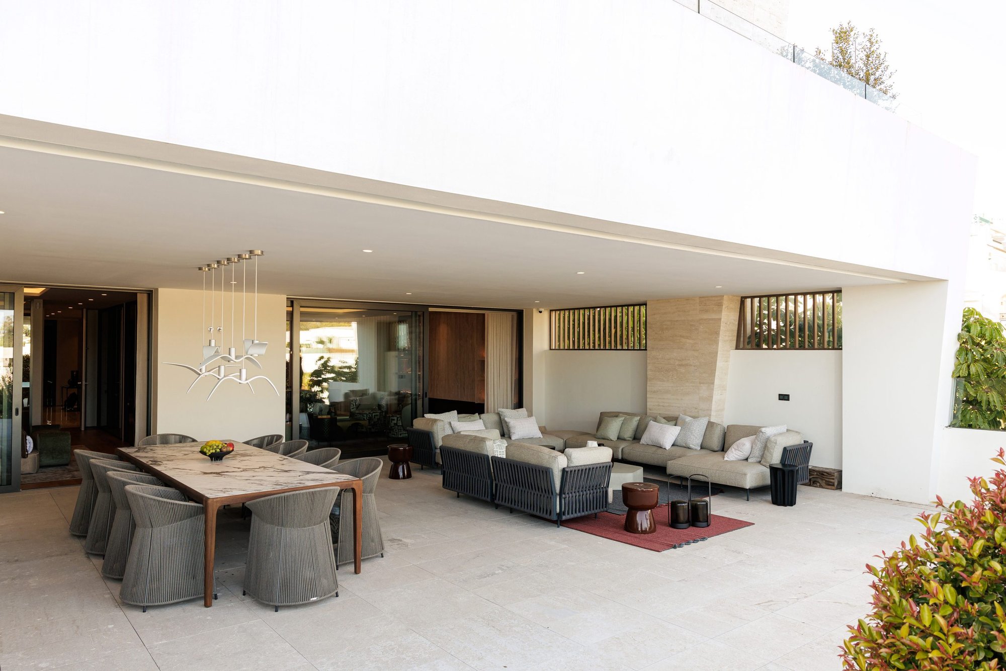 Terraza con comedor exterior y zona de estar — GC Studio Sierra Blanca, Sierra Blanca, Marbella. Fotografía de Pedro Jaén