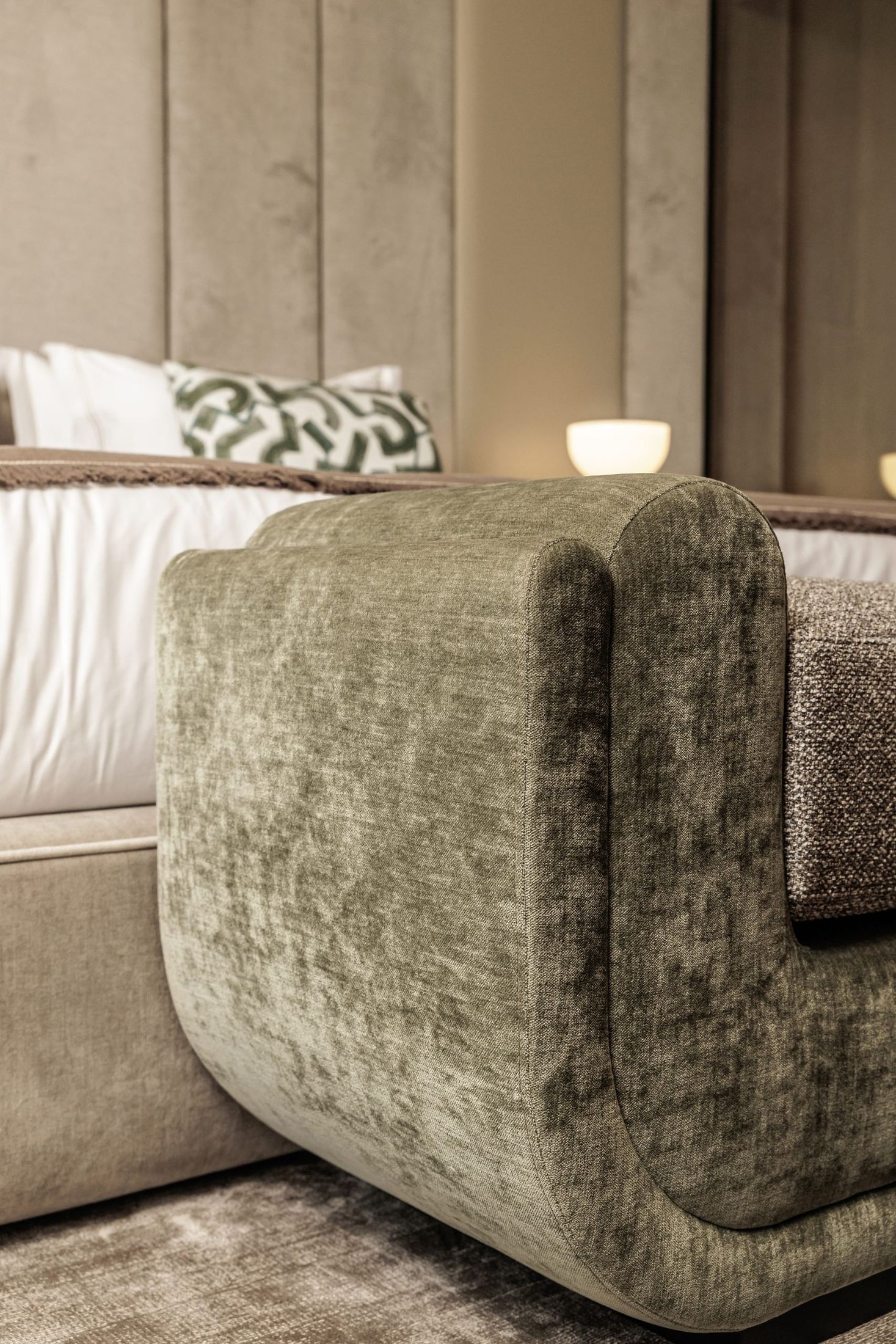 Detalle de sofá de terciopelo verde — GC Studio Sierra Blanca, Sierra Blanca, Marbella. Fotografía de Pedro Jaén