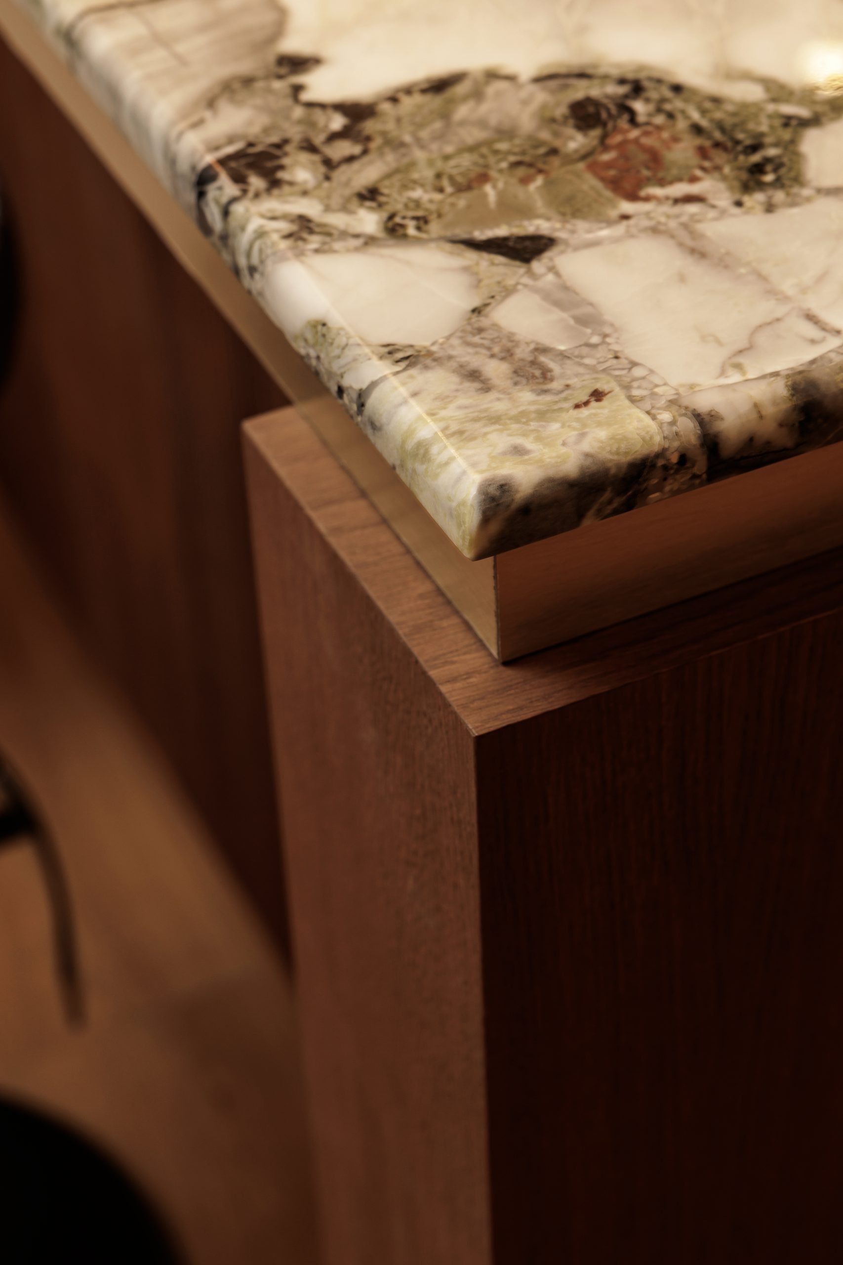 Detalle de encimera de piedra natural sobre madera — GC Studio Sierra Blanca, Sierra Blanca, Marbella. Fotografía de Pedro Jaén