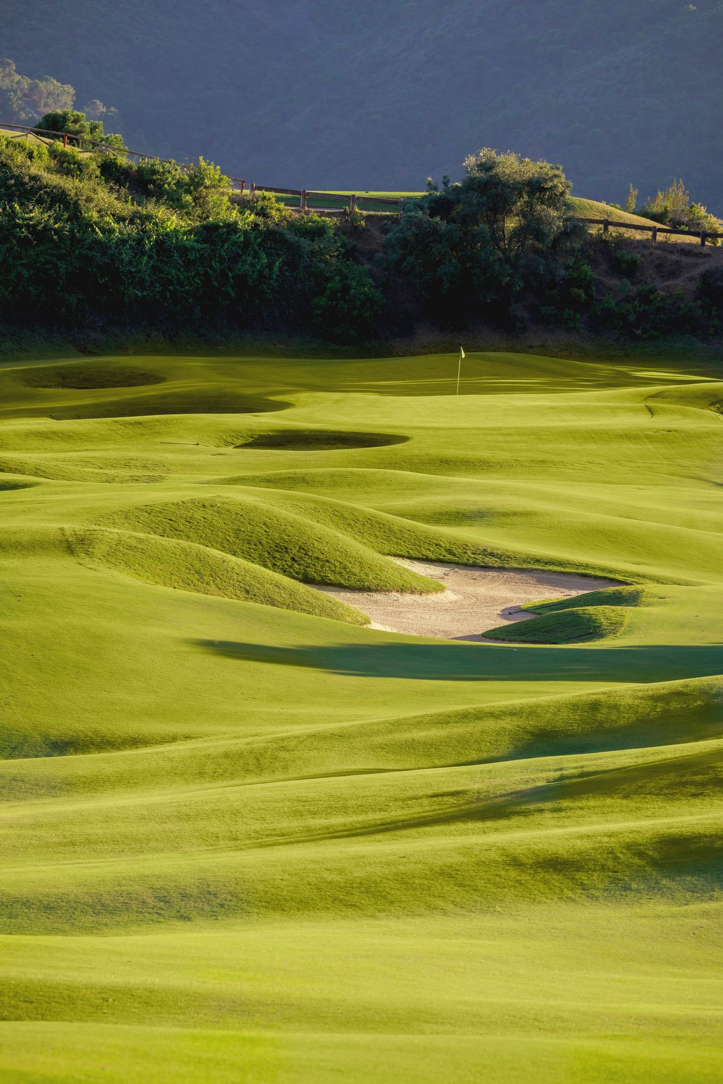Búnker de arena entre las ondulaciones de la calle — Golf La Zagaleta · New Course, La Zagaleta, Benahavís. Fotografía de Pedro Jaén
