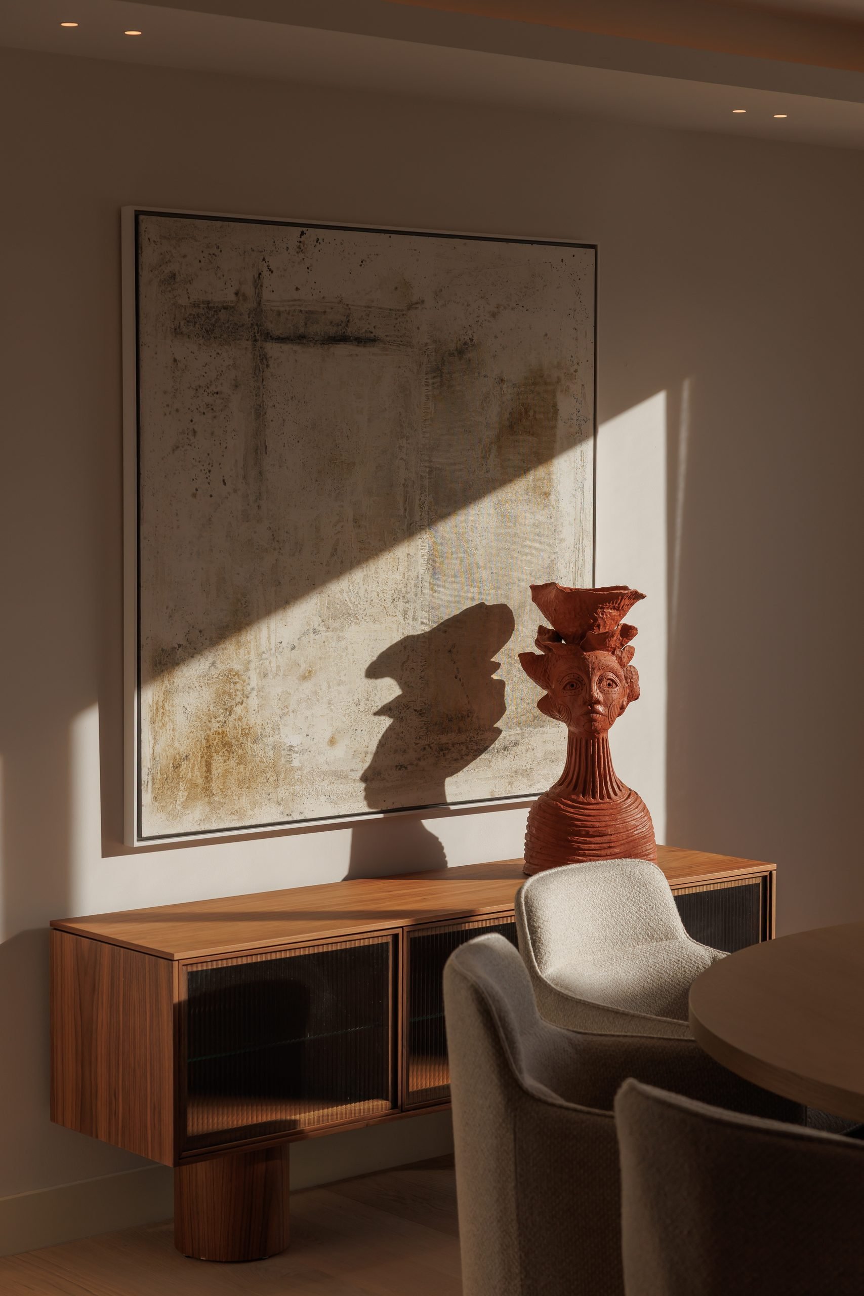 Consola de madera con escultura de cerámica y obra gráfica — González Casaus Poniente, Poniente, Marbella. Fotografía de Pedro Jaén