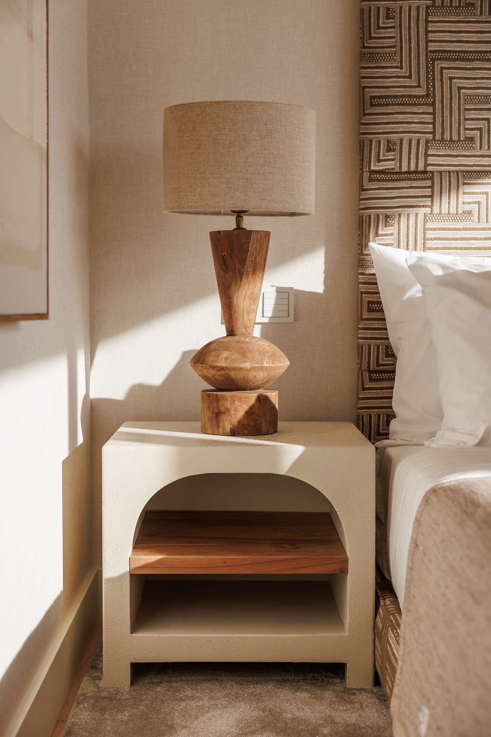 Mesilla con lámpara de madera — González Casaus Poniente, Poniente, Marbella. Fotografía de Pedro Jaén