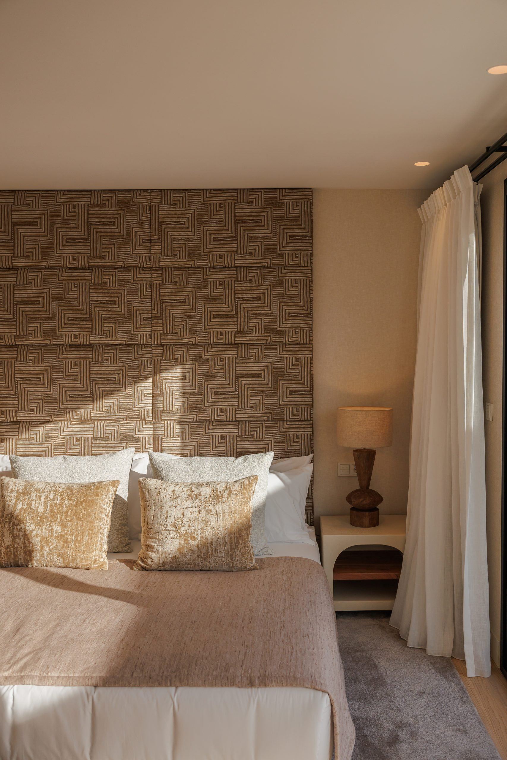 Dormitorio con cabecero de piedra — González Casaus Poniente, Poniente, Marbella. Fotografía de Pedro Jaén