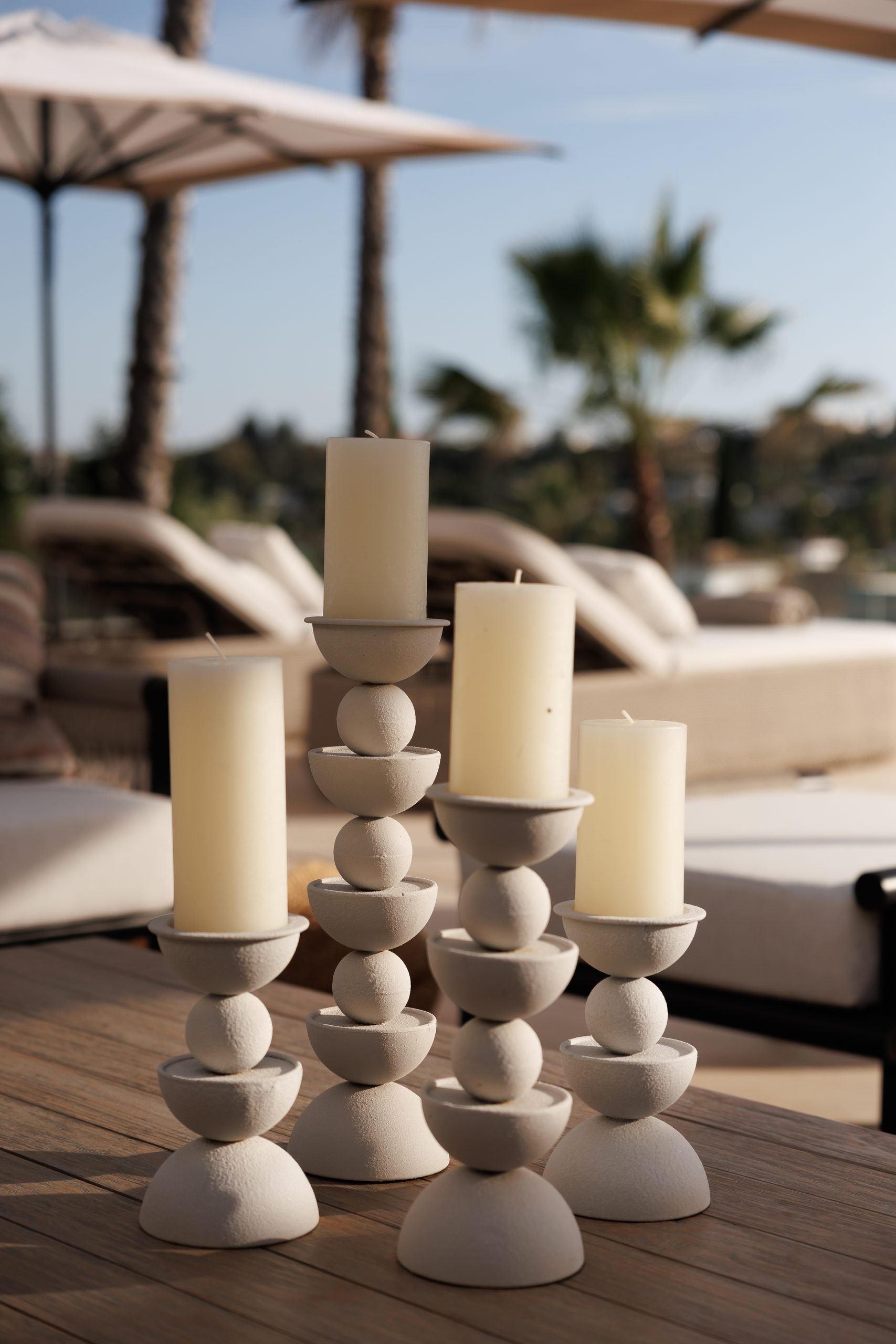 Velas sobre candelabros escultóricos en la terraza — González Casaus Poniente, Poniente, Marbella. Fotografía de Pedro Jaén