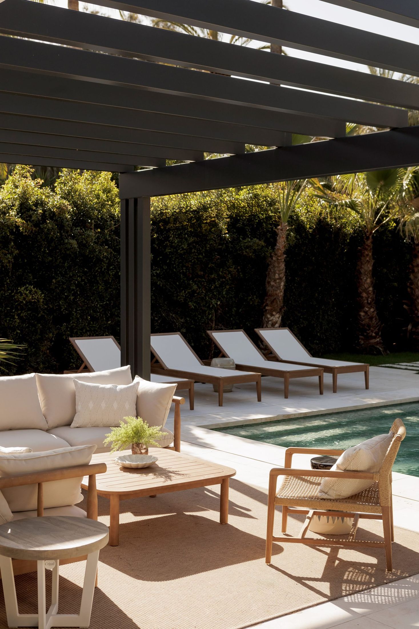 Porche con sofás y pérgola junto a la piscina — Grace Deco Nueva Andalucía, Nueva Andalucía, Marbella. Fotografía de Pedro Jaén