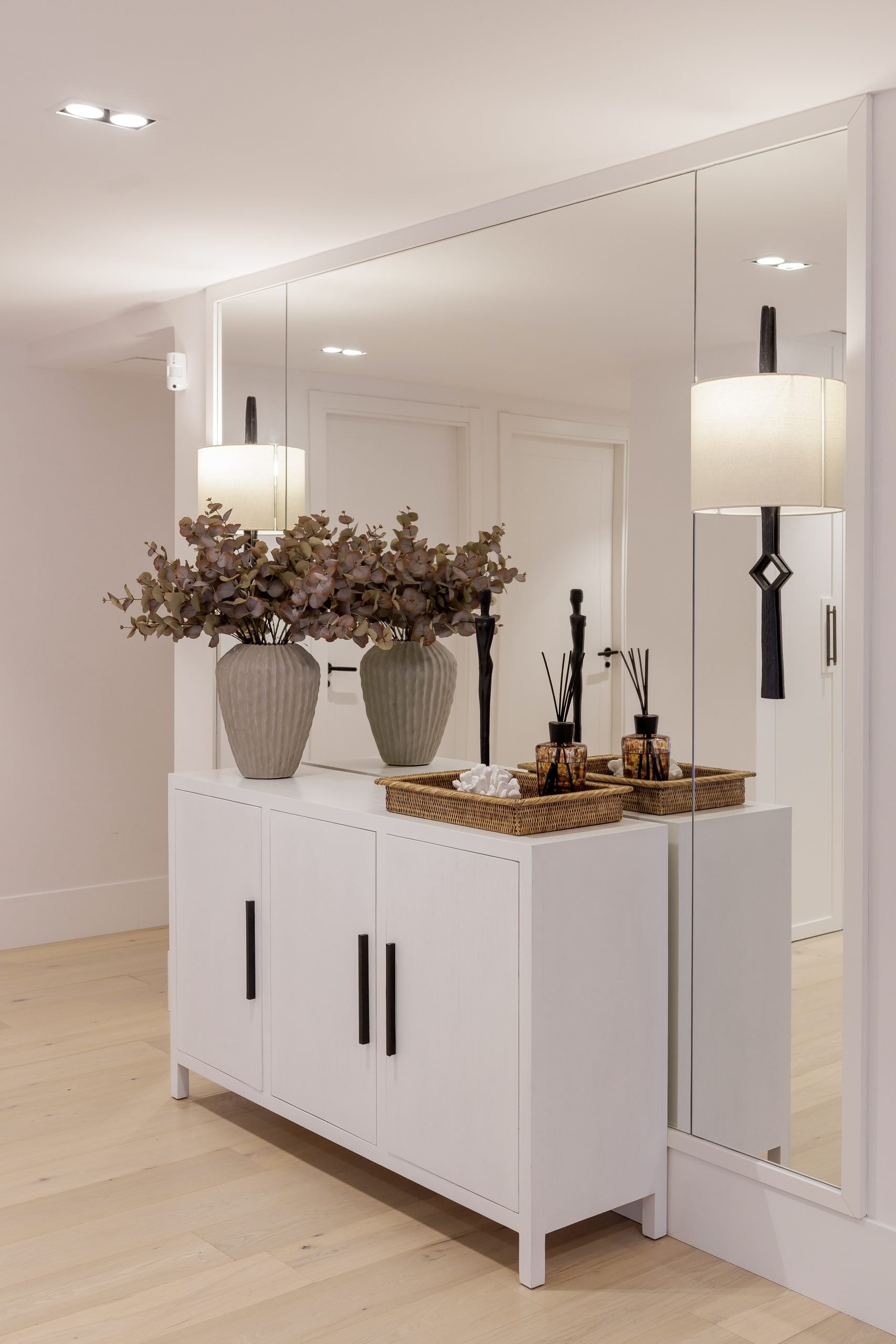 Consola blanca con jarrones y espejo — Grace Deco Nueva Andalucía, Nueva Andalucía, Marbella. Fotografía de Pedro Jaén