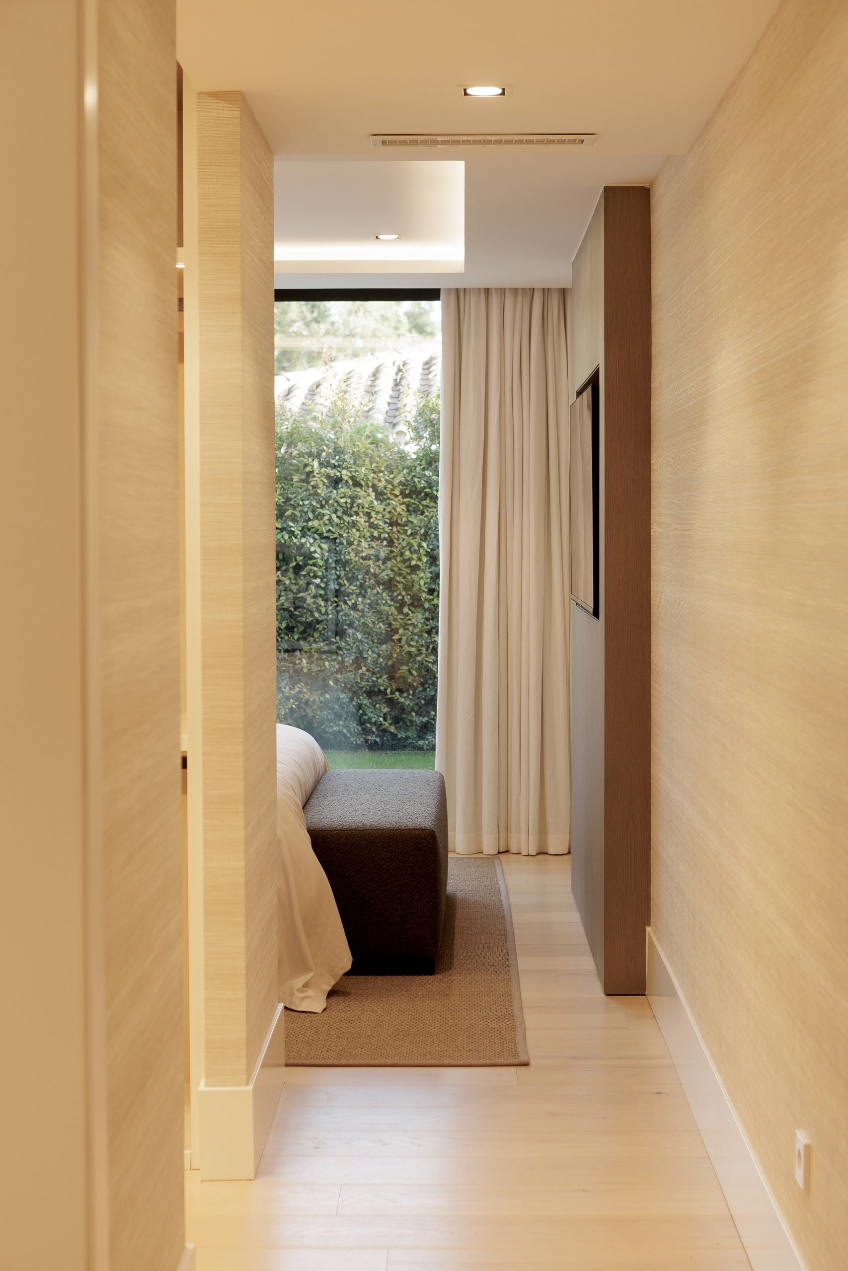 Pasillo de madera clara hacia el dormitorio — Grace Deco Nueva Andalucía, Nueva Andalucía, Marbella. Fotografía de Pedro Jaén