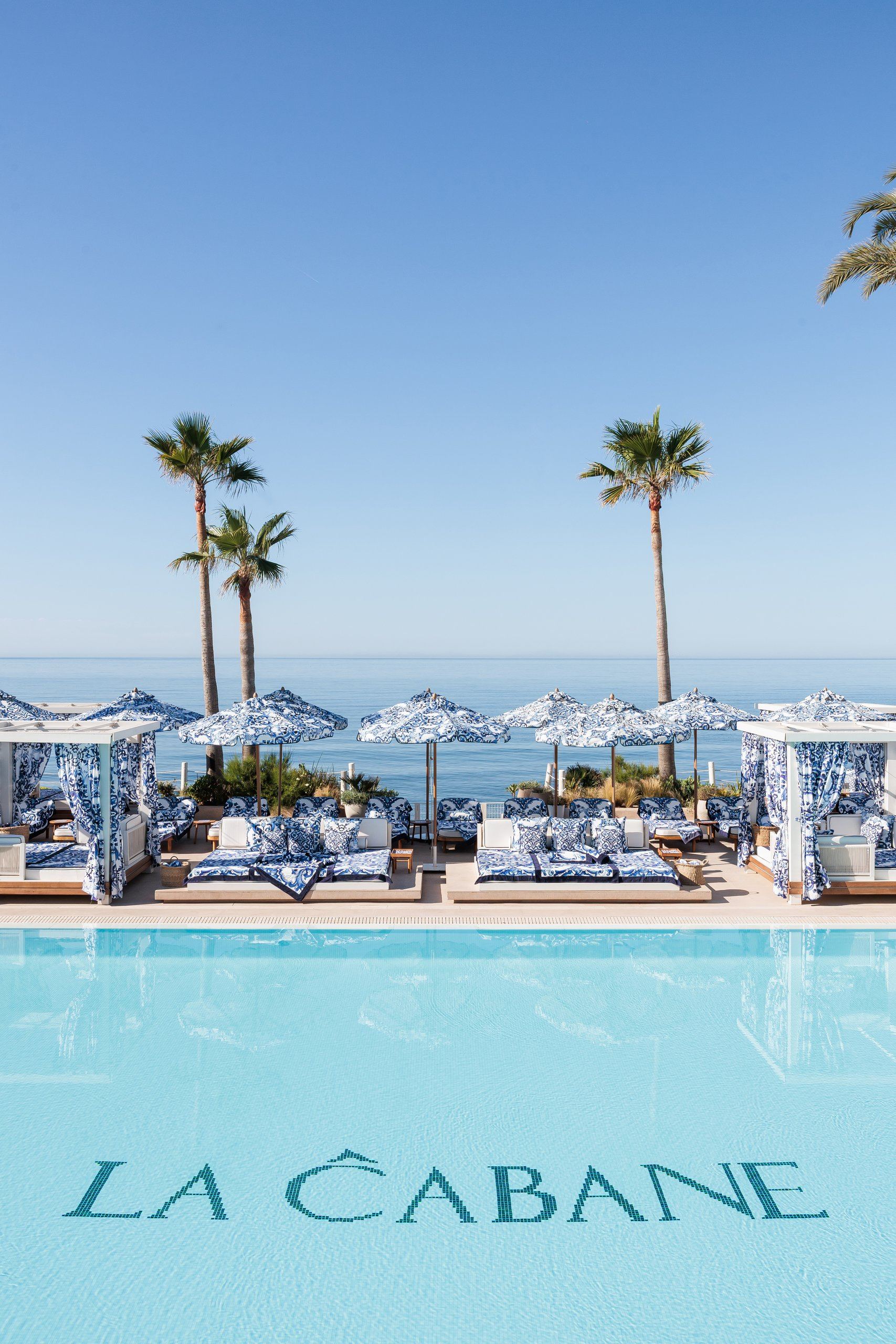 Piscina con el nombre La Cabane y cabanas al mar — La Cabane · Marbella. Fotografía de Pedro Jaén