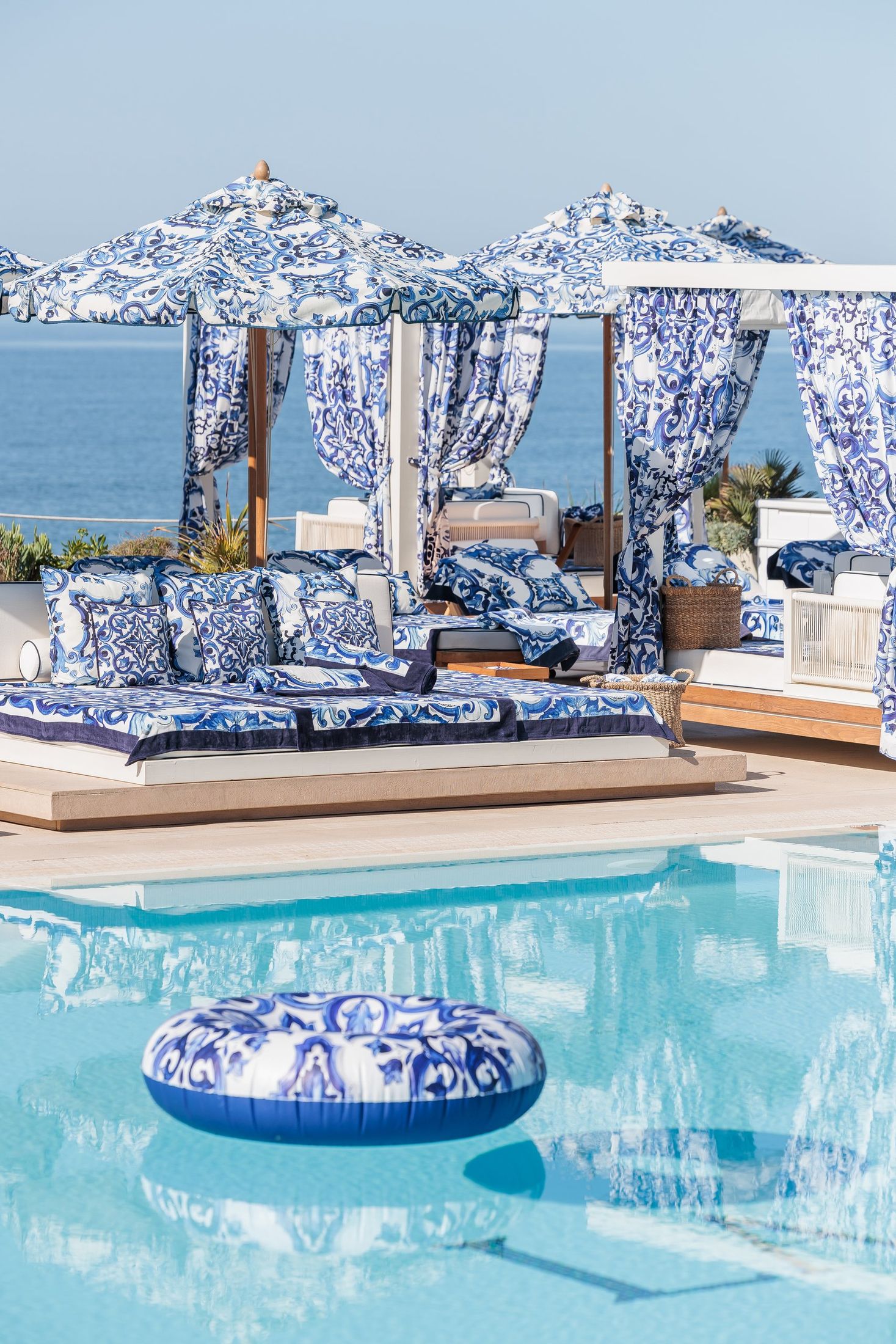 Cama balinesa junto a la piscina con flotador majólica — La Cabane · Marbella. Fotografía de Pedro Jaén
