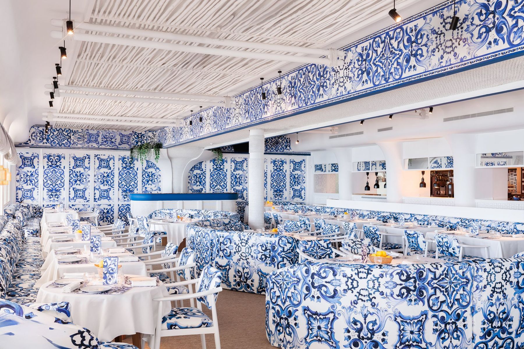 Comedor interior con banquetas majólica — La Cabane · Marbella. Fotografía de Pedro Jaén