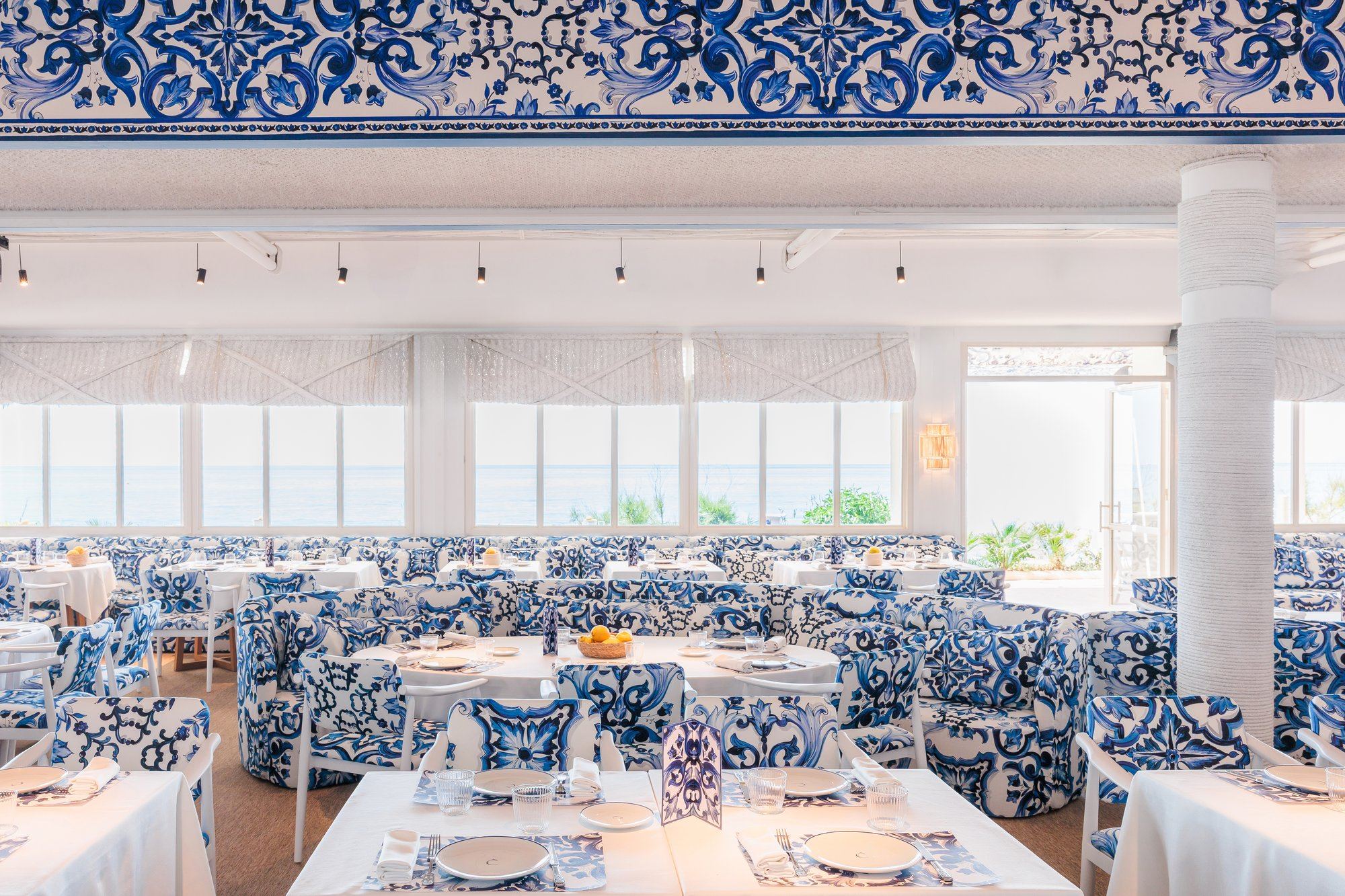 Comedor con vistas al mar y mesas montadas — La Cabane · Marbella. Fotografía de Pedro Jaén