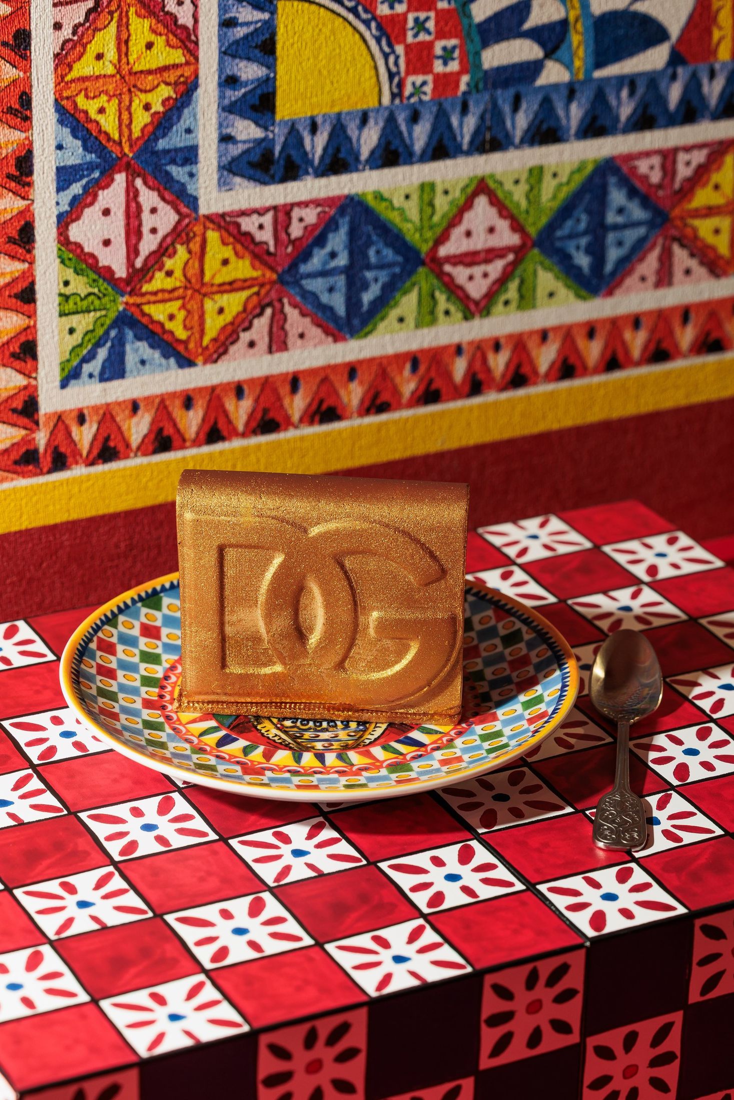 Postre DG sobre vajilla Carretto Siciliano — La Cabane · Marbella. Fotografía de Pedro Jaén