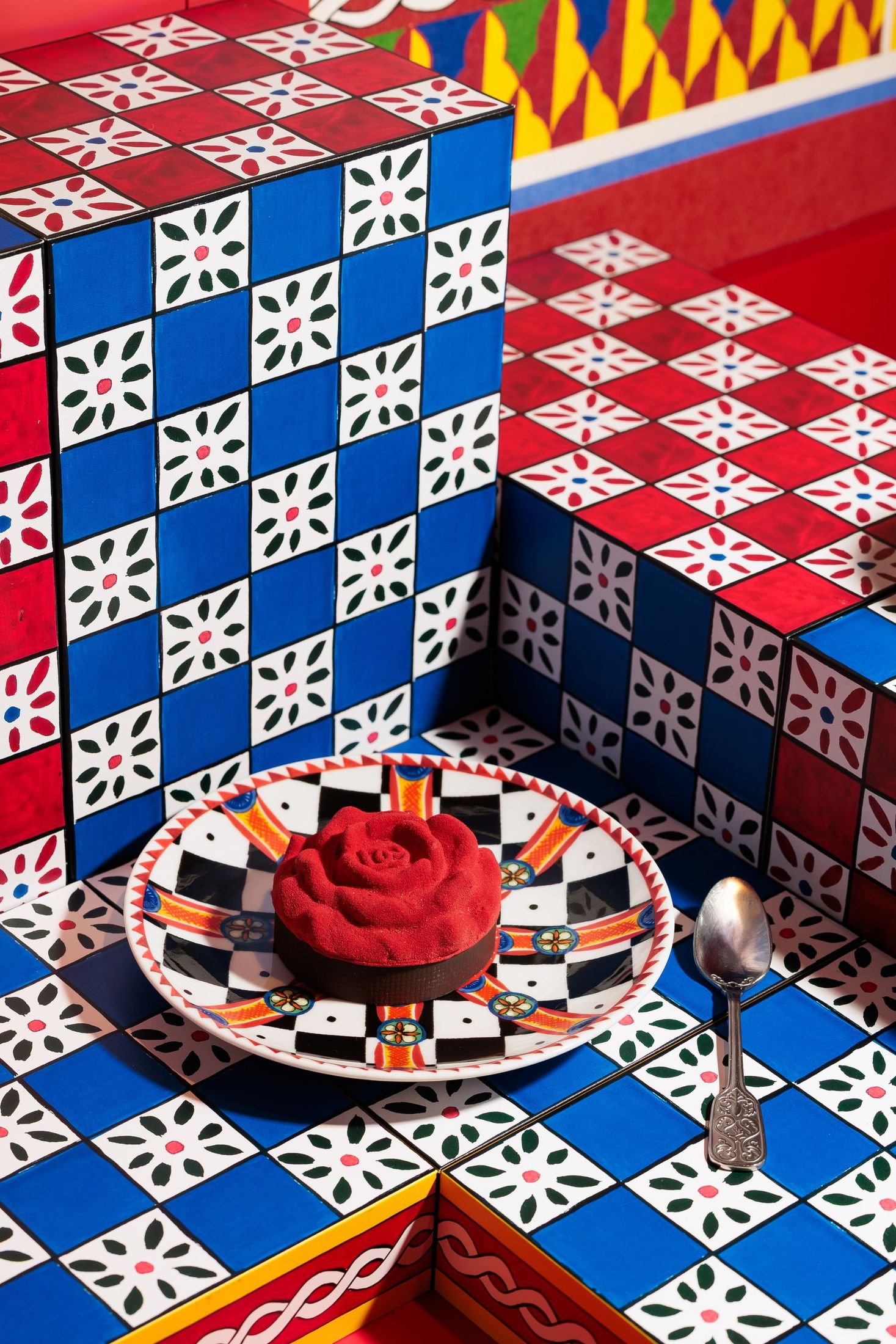 Rosa de postre sobre plato Carretto — La Cabane · Marbella. Fotografía de Pedro Jaén