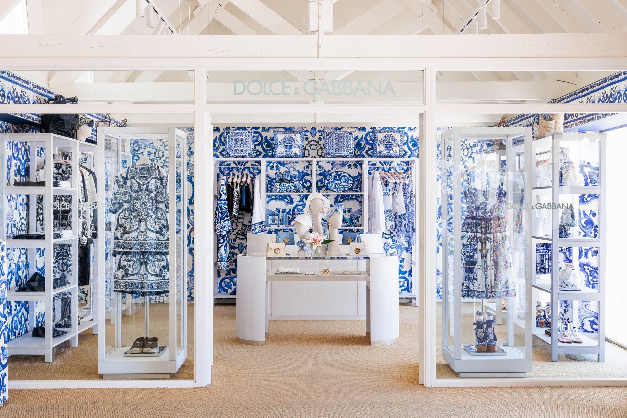 Boutique Dolce & Gabbana bajo vigas blancas — La Cabane · Marbella. Fotografía de Pedro Jaén