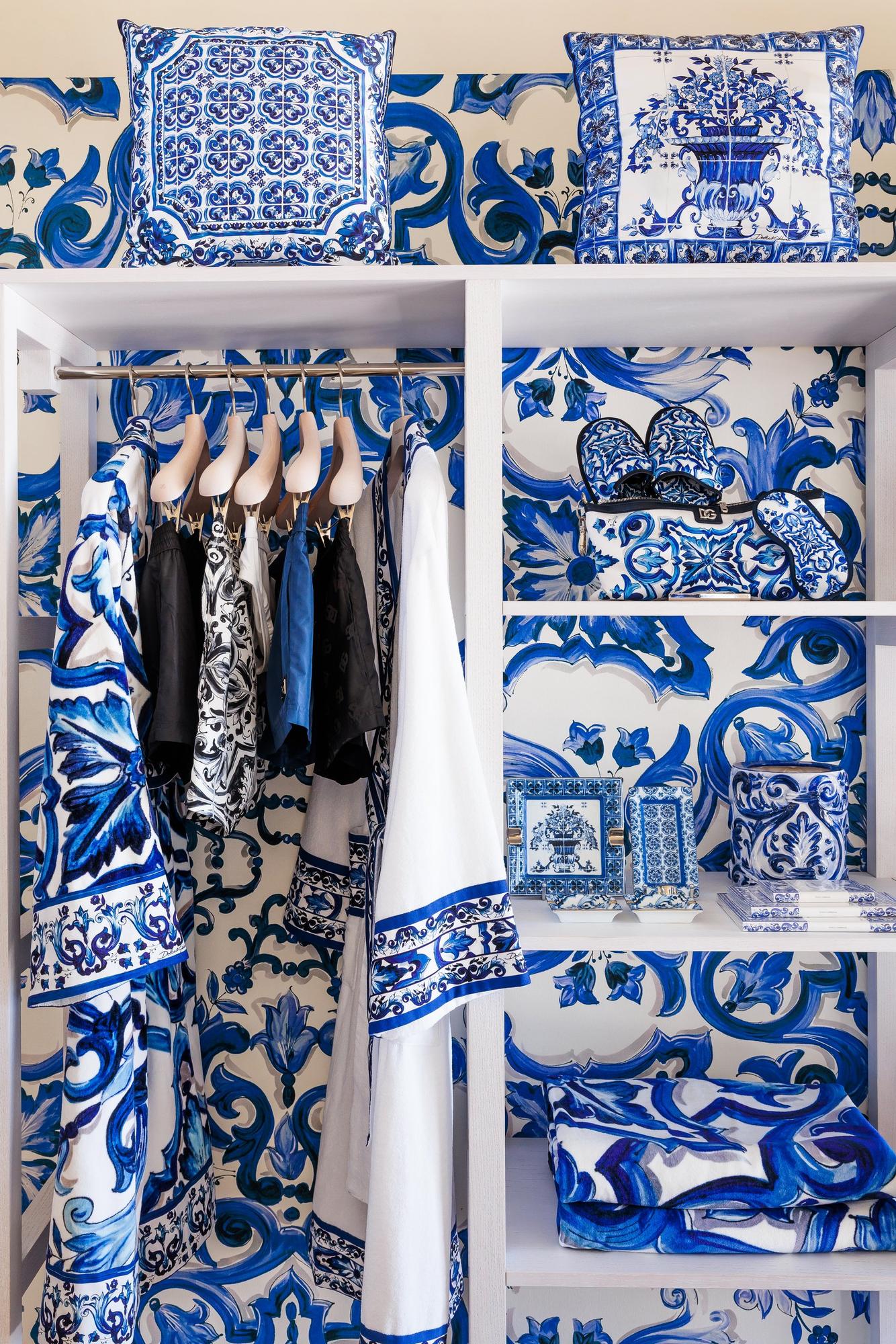 Estantería de playawear Blu Mediterraneo — La Cabane · Marbella. Fotografía de Pedro Jaén