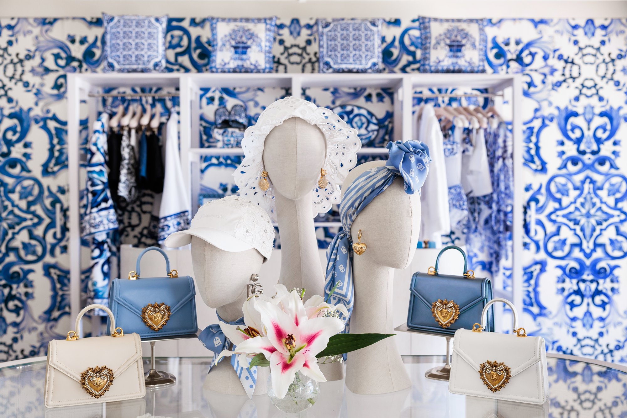 Maniquíes y bolsos en la boutique — La Cabane · Marbella. Fotografía de Pedro Jaén