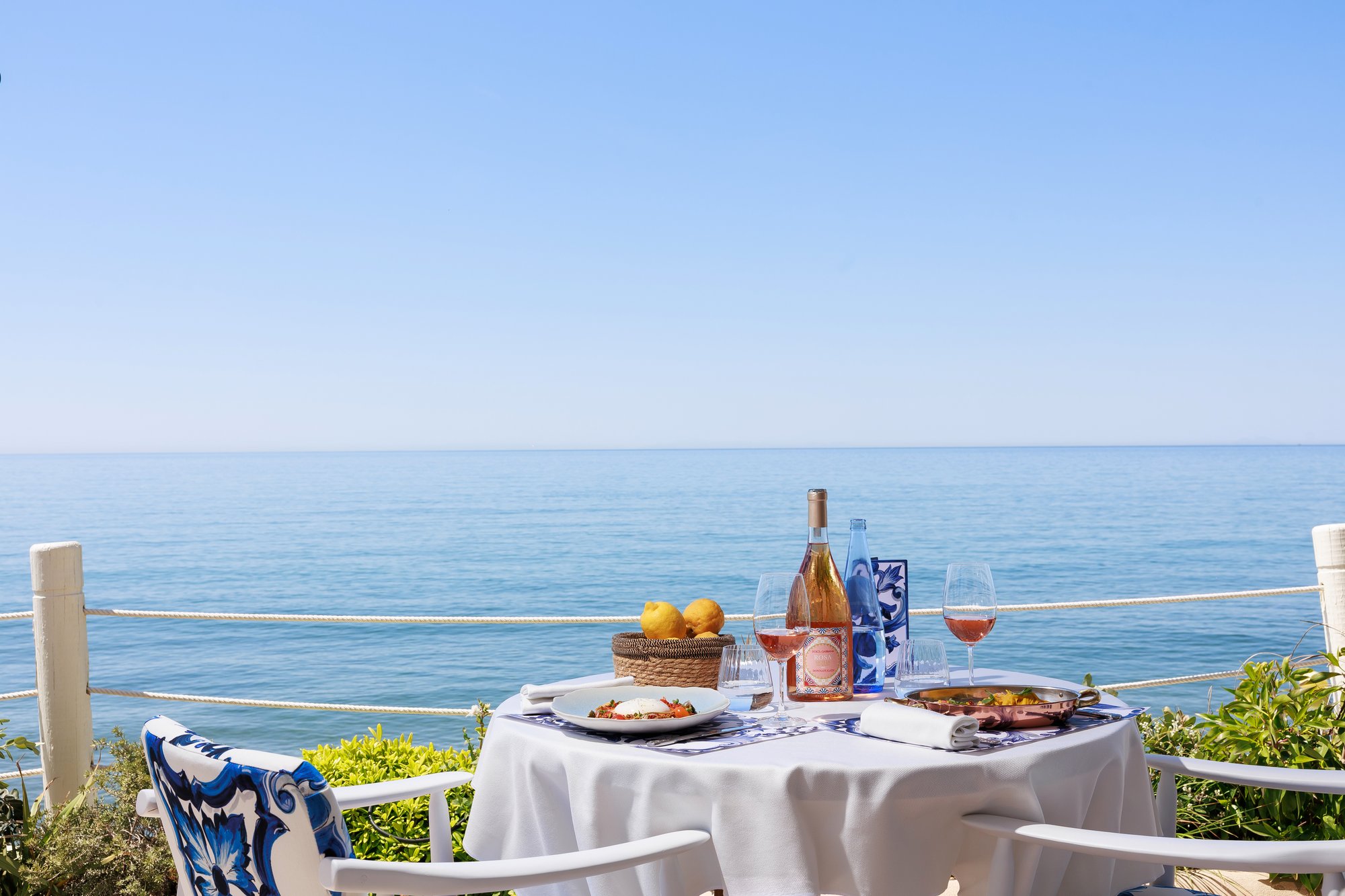 Mesa para dos frente al Mediterráneo — La Cabane · Marbella. Fotografía de Pedro Jaén