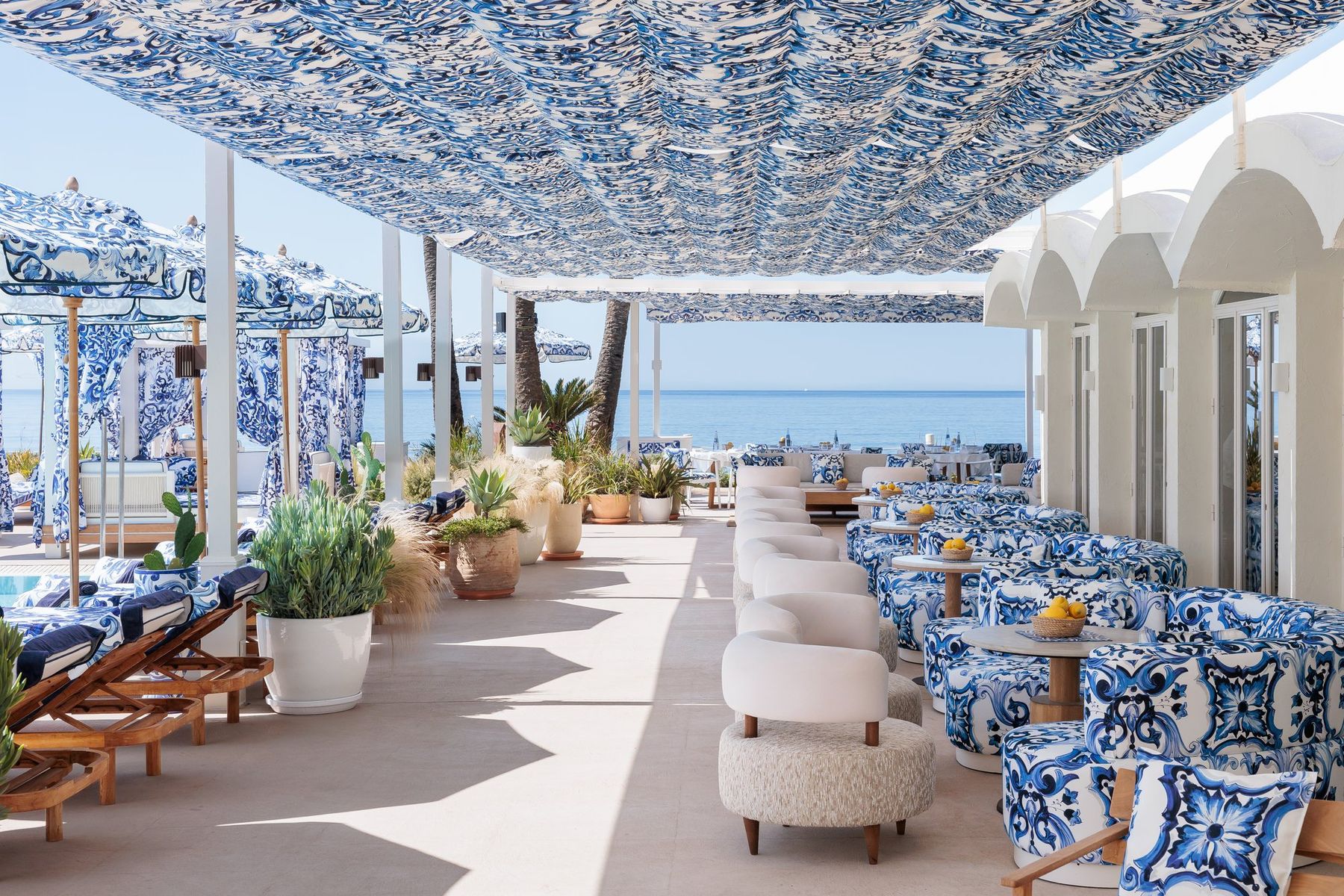 Terraza cubierta con toldo majólica abierta al mar — La Cabane · Marbella. Fotografía de Pedro Jaén