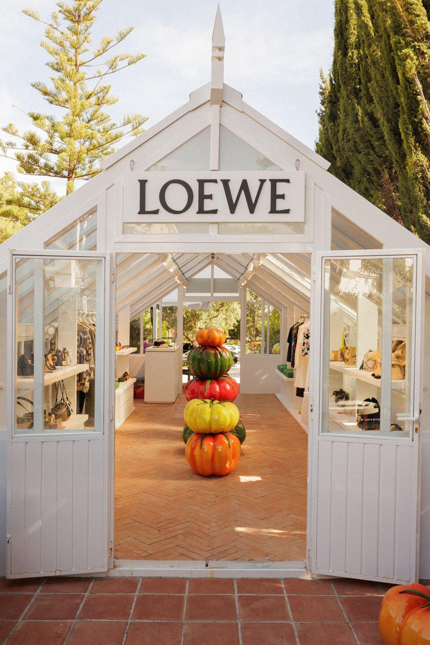 Invernadero blanco con el rótulo LOEWE — Loewe · Marbella Club, Marbella Club Hotel, Marbella. Fotografía de Pedro Jaén