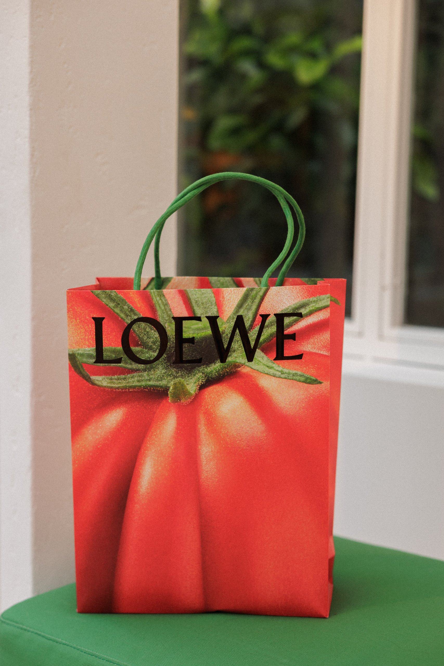 Bolsa LOEWE con estampado de tomate — Loewe · Marbella Club, Marbella Club Hotel, Marbella. Fotografía de Pedro Jaén