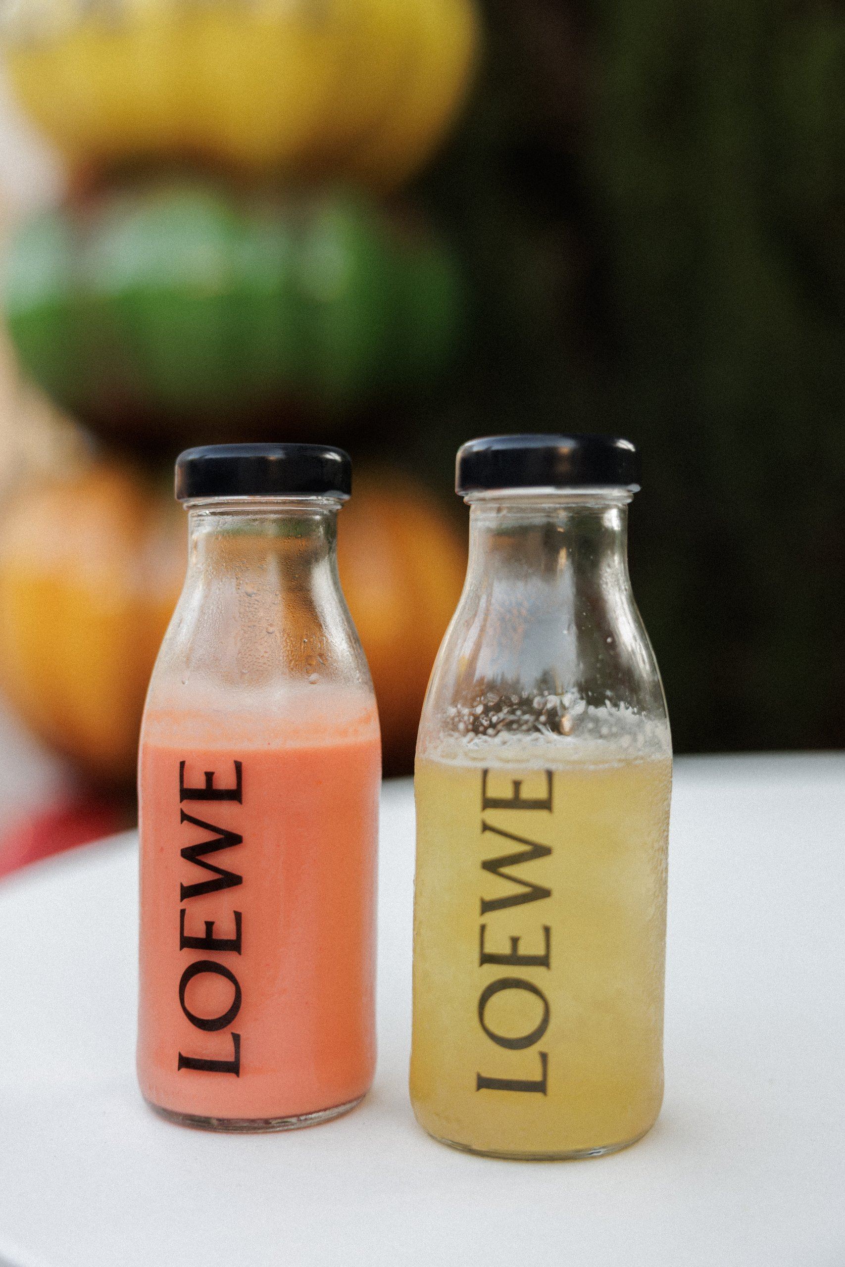 Botellas de zumo con el logotipo LOEWE — Loewe · Marbella Club, Marbella Club Hotel, Marbella. Fotografía de Pedro Jaén