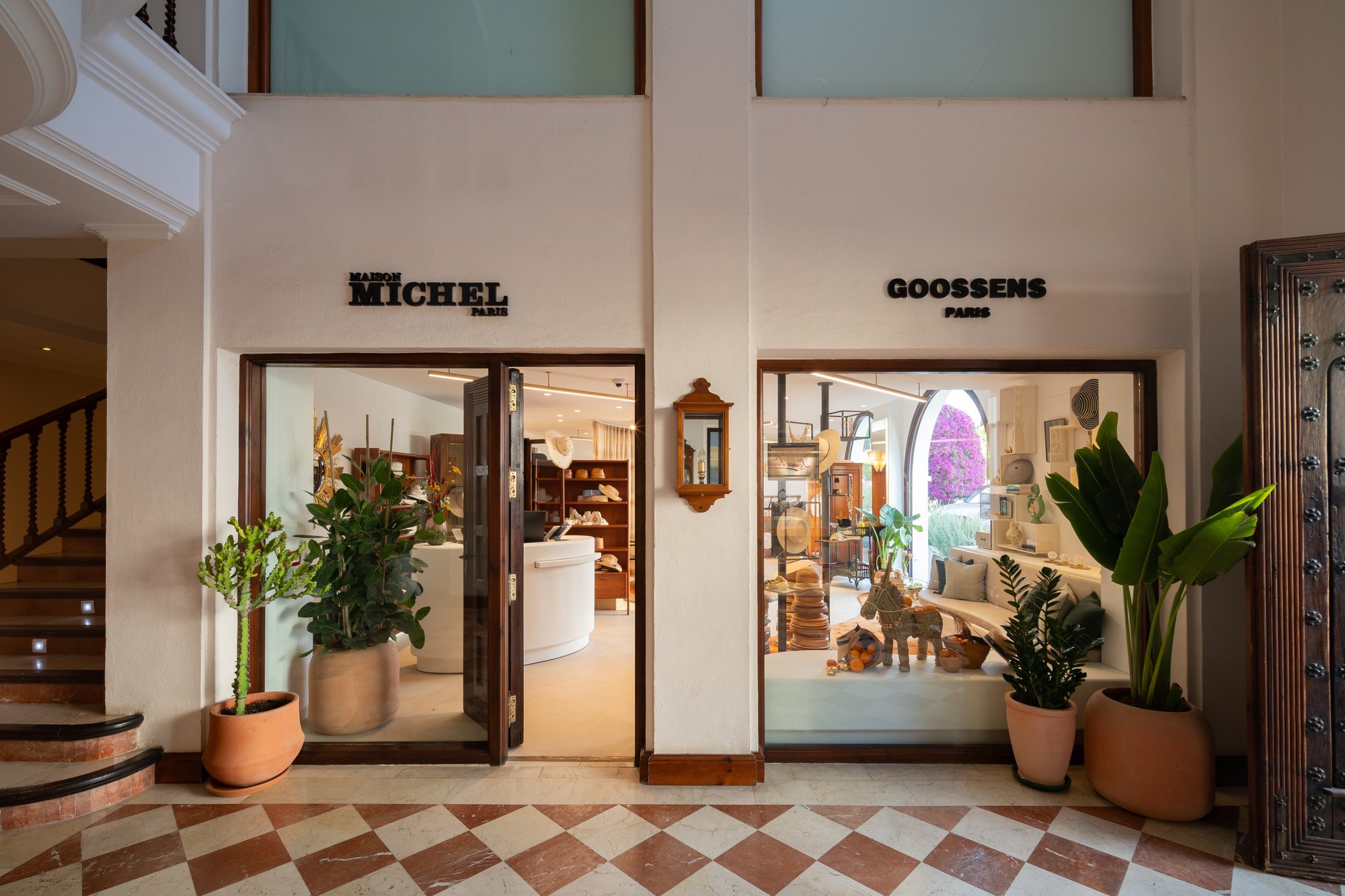 Acceso a la boutique desde la galería del hotel — Maison Michel + Goossens, Marbella Club Hotel, Marbella. Fotografía de Pedro Jaén